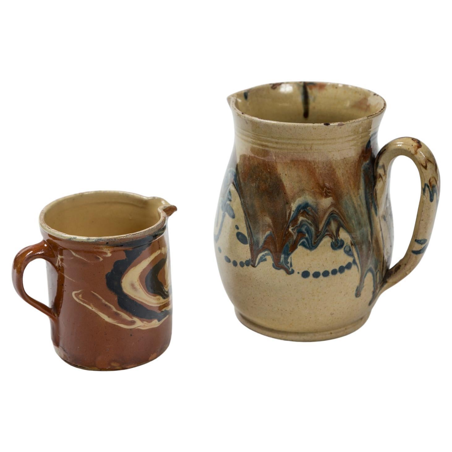 Deux pichets anciens en poterie de Jaspé, France, fin du XIXe siècle
