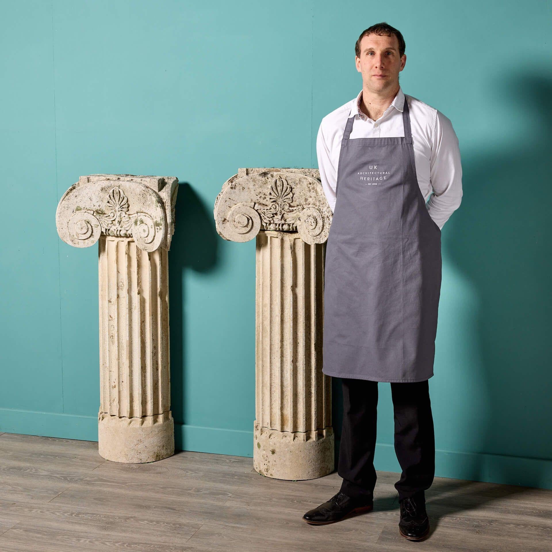 Ein auffälliger Satz von 2 englischen antiken ionischen Säulensockeln aus Portlandkalkstein aus der Zeit um 1800. Diese 220 Jahre alten Steinsäulen im griechischen Stil der späten georgischen Epoche eignen sich als Ausstellungssockel oder einfach