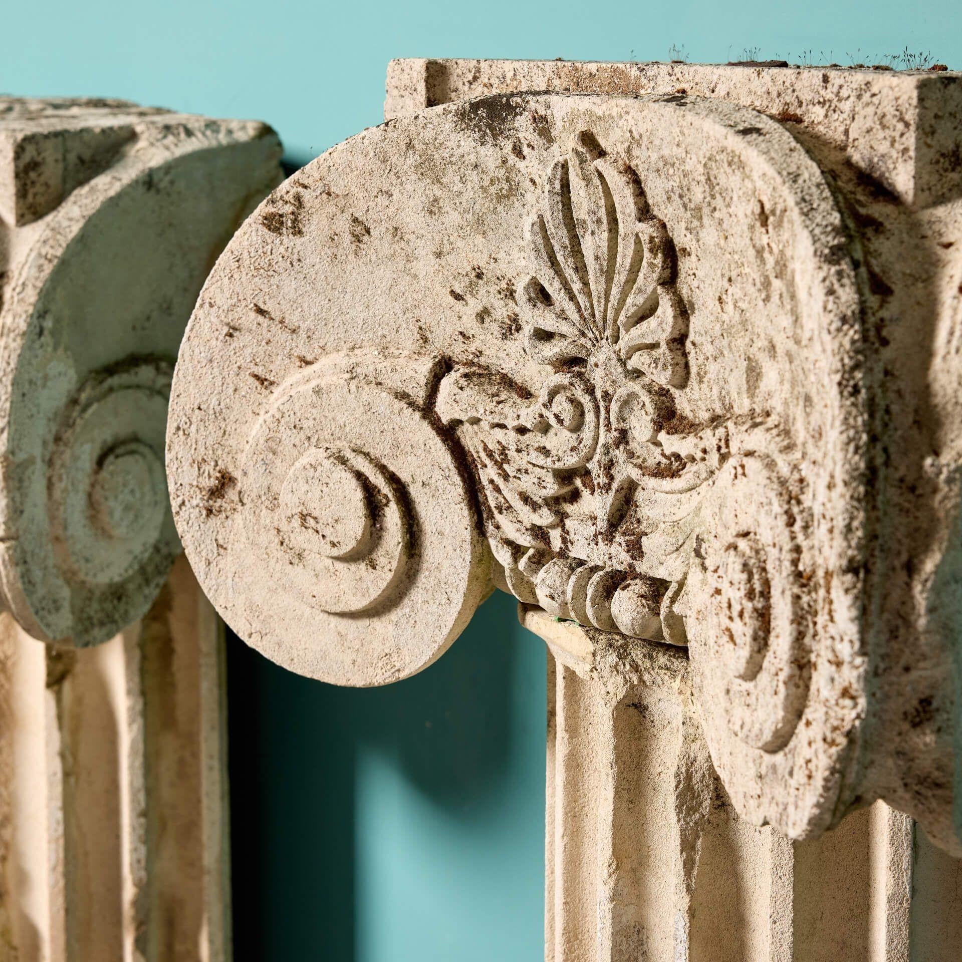 Deux piédestaux anciens à colonne ionique en pierre calcaire État moyen - En vente à Wormelow, Herefordshire