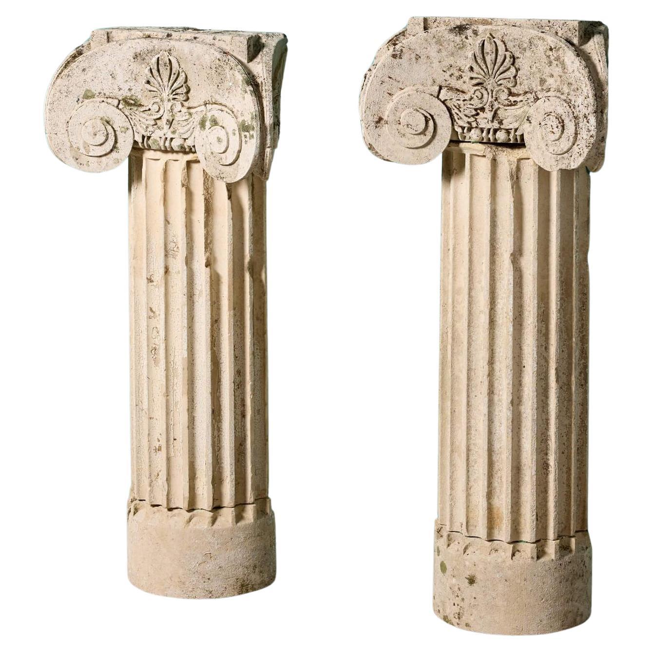 Deux piédestaux anciens à colonne ionique en pierre calcaire en vente