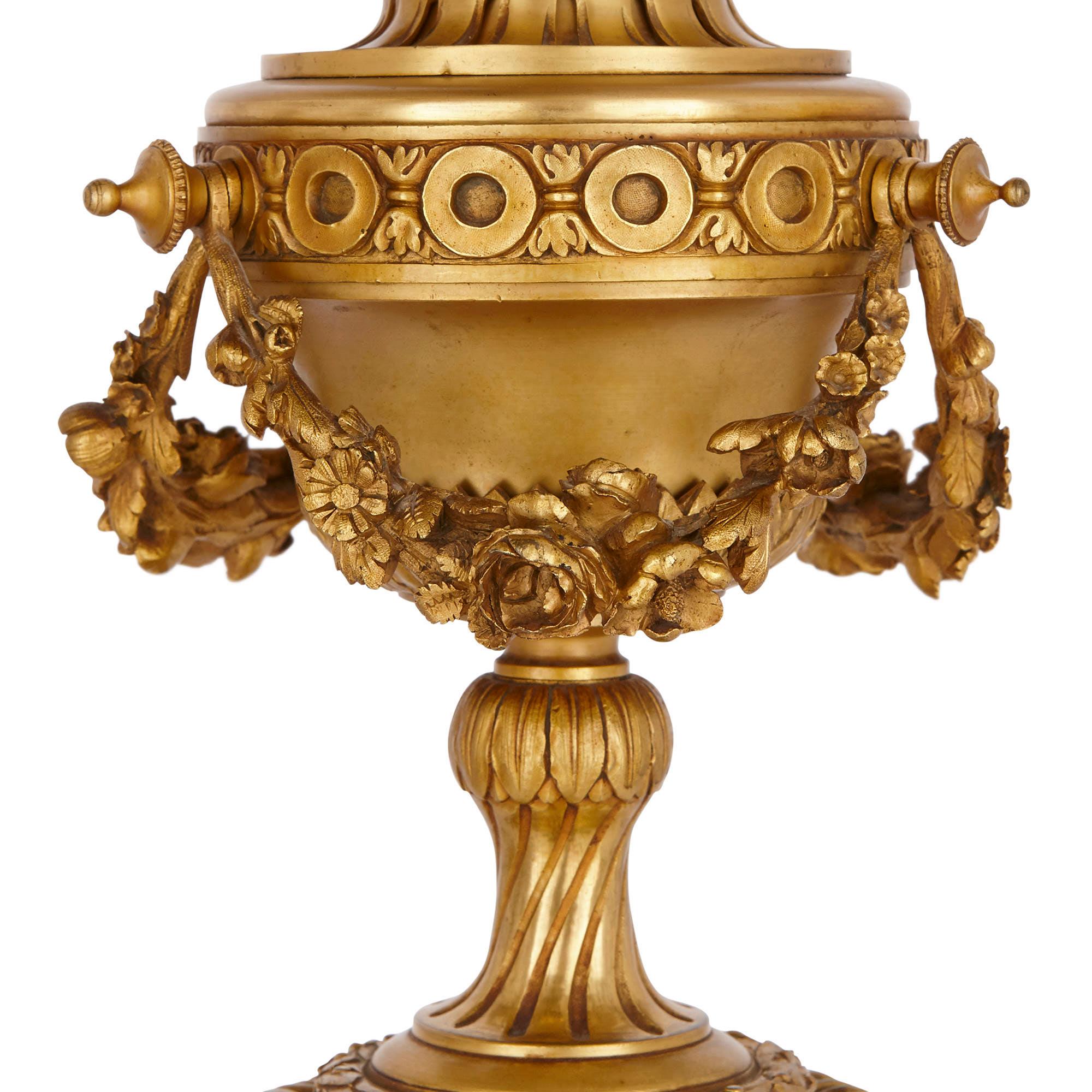 Antike Tischlampen aus vergoldeter Bronze und Marmor im Louis XV-Stil (19. Jahrhundert) im Angebot