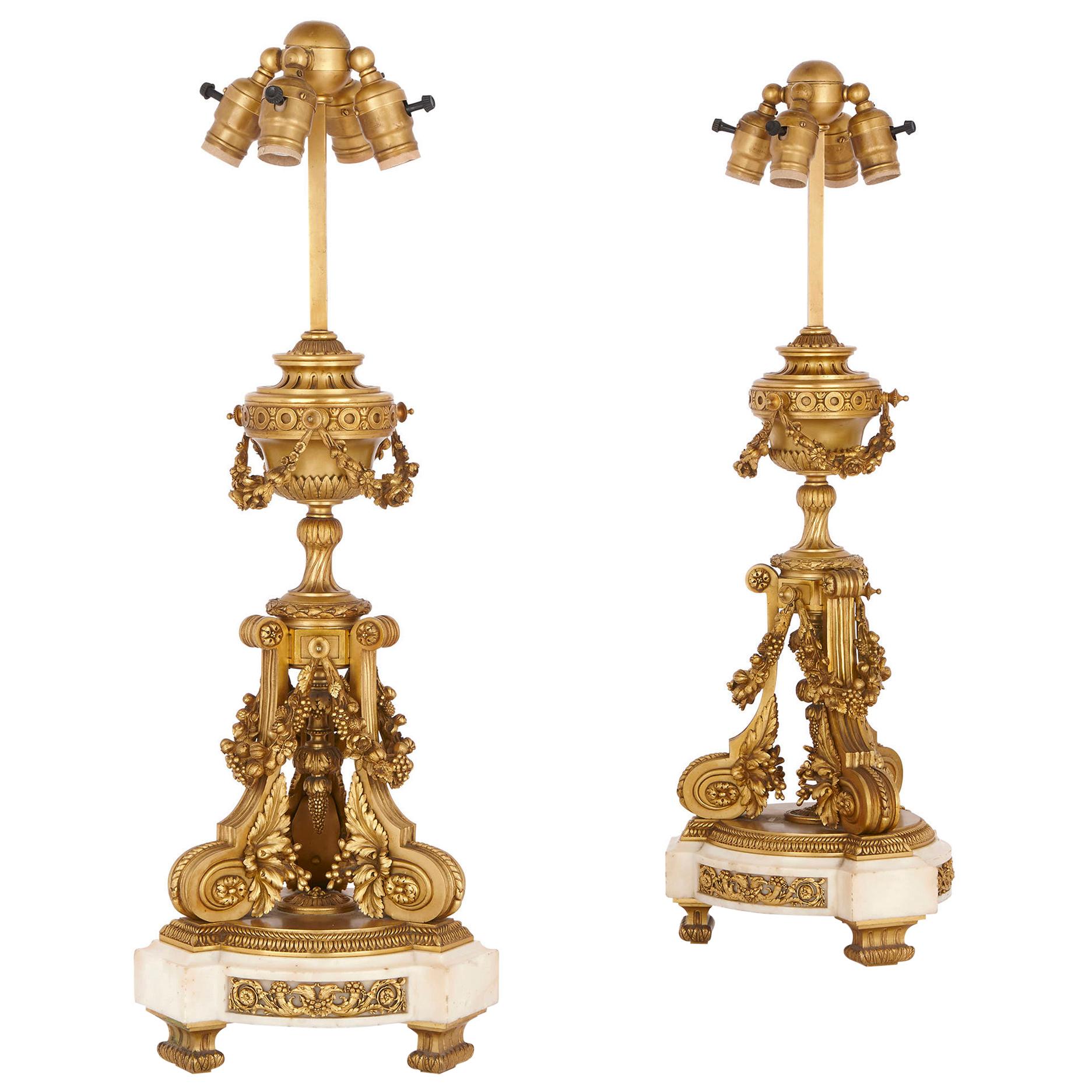 Deux lampes de table anciennes de style Louis XV en bronze doré et marbre