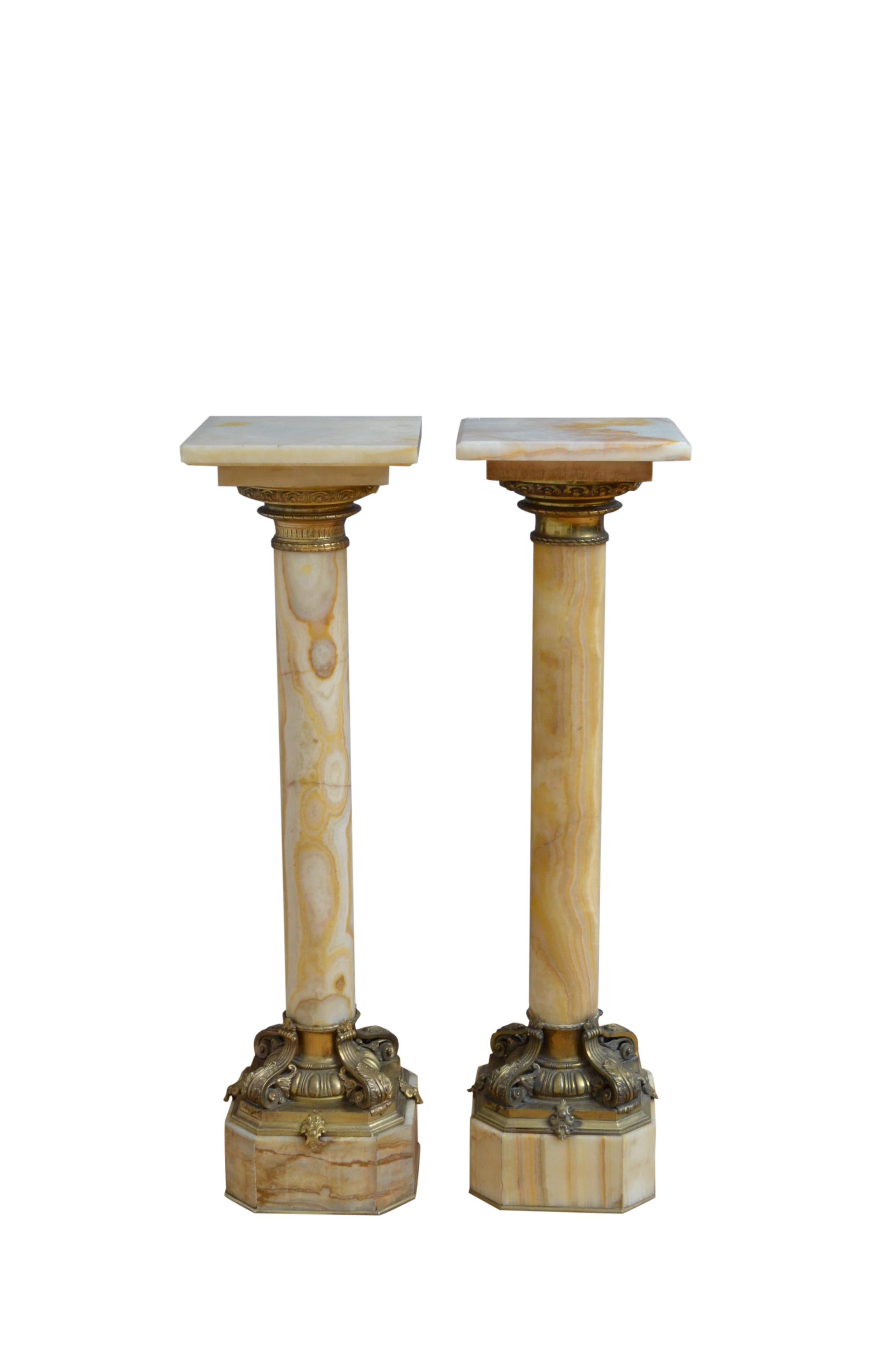 Paire assortie d'exquis piédestaux en onyx du XIXe siècle, chacun avec un plateau tournant avec un collier en bronze doré en dessous, une colonne substantielle avec une variété de couleurs se terminant par une très belle base avec un décor d'oves et