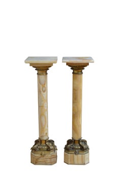 Deux colonnes de marbre anciennes sur piédestaux en onyx