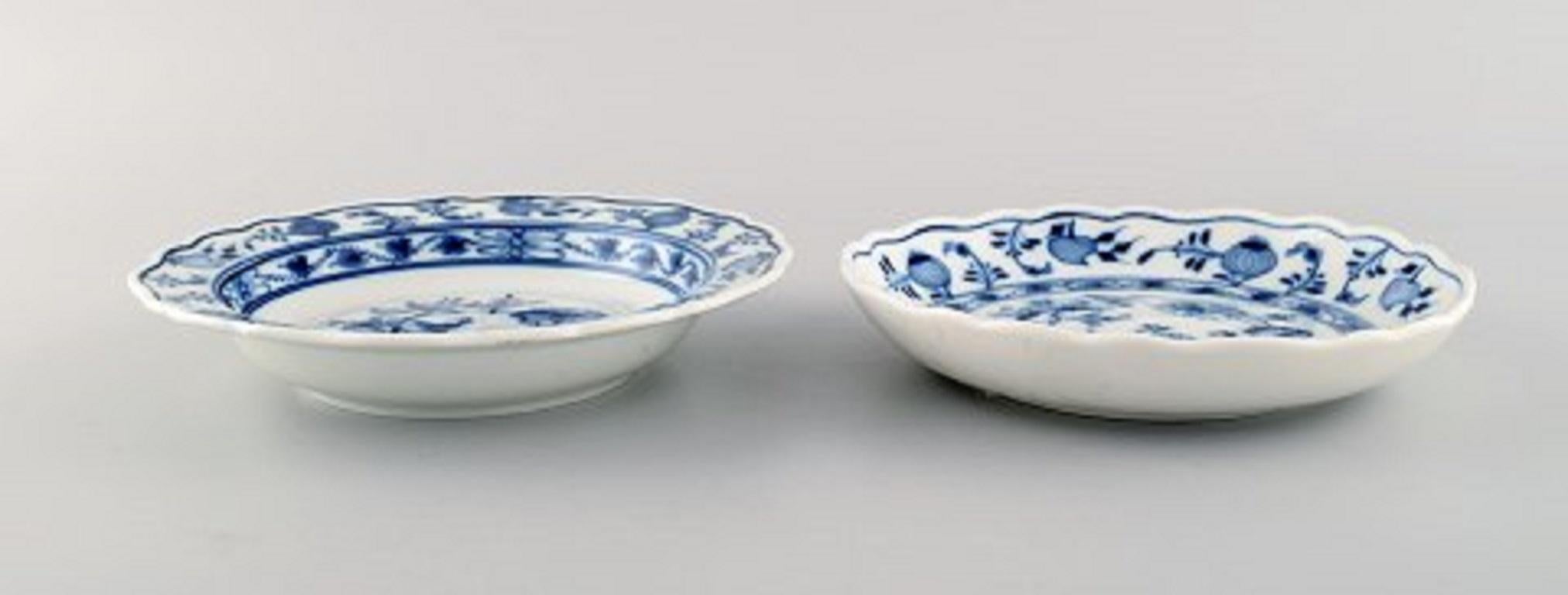 Two antique Meissen blue onion bowls in hand painted porcelain, early 20th century.
Largest measures: 17.5 x 3.3 cm.
Stamped.
In excellent condition.
2nd factory quality.

The Meissen 
