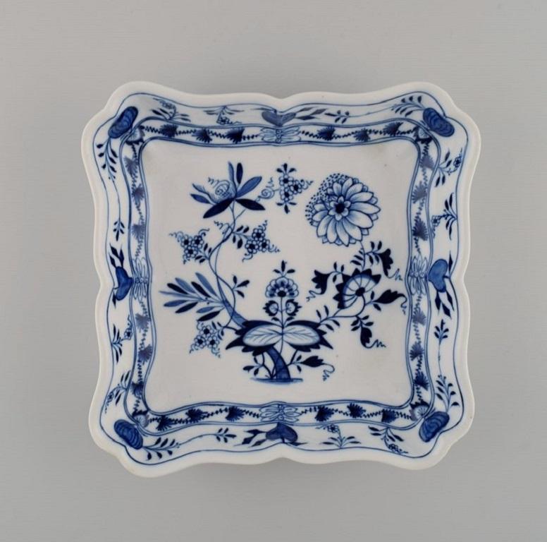 Two antique Meissen Blue Onion bowls in hand-painted porcelain. Late 19th century.
Measures: 24 x 4.5 cm.
In excellent condition.
Stamped.
1st factory quality.