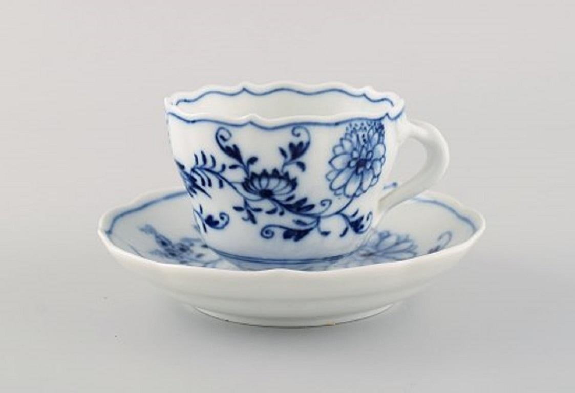 Two antique Meissen blue onion coffee cups with saucers in hand painted porcelain, early 20th century.
The cup measures: 6.7 x 5.3 cm.
The saucer measures: 10.7 cm.
Stamped.
In excellent condition.
2nd factory quality.

The Meissen 
