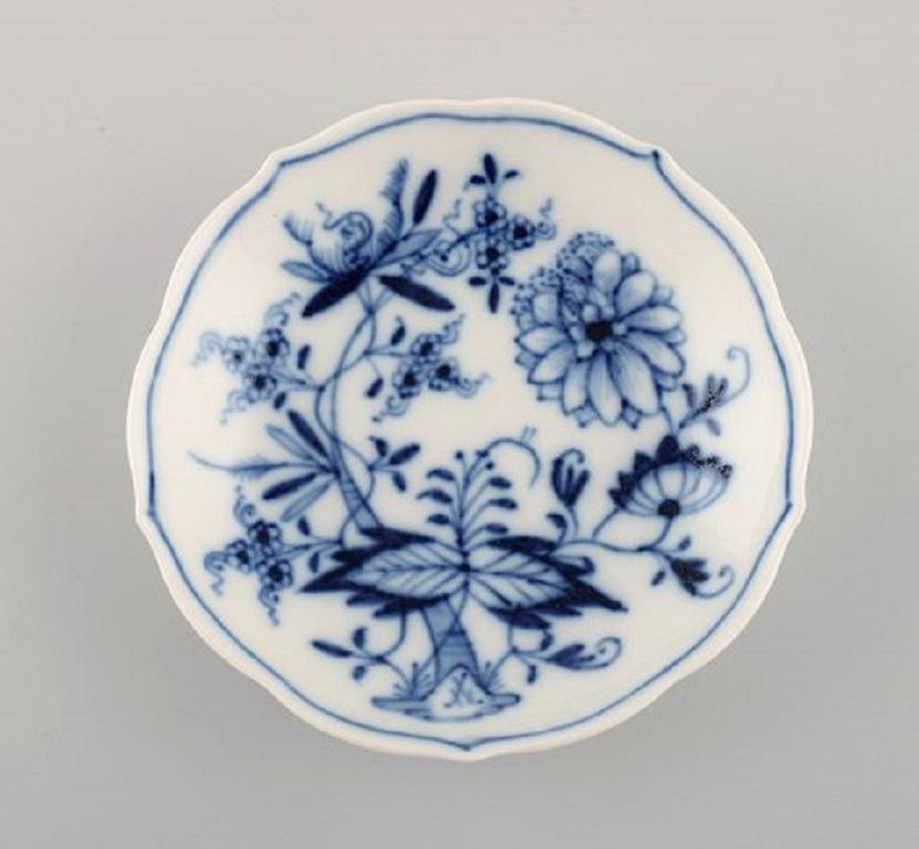 Two Antique Meissen Blue Onion Coffee Cups with Saucers in Porcelain In Excellent Condition In Copenhagen, DK