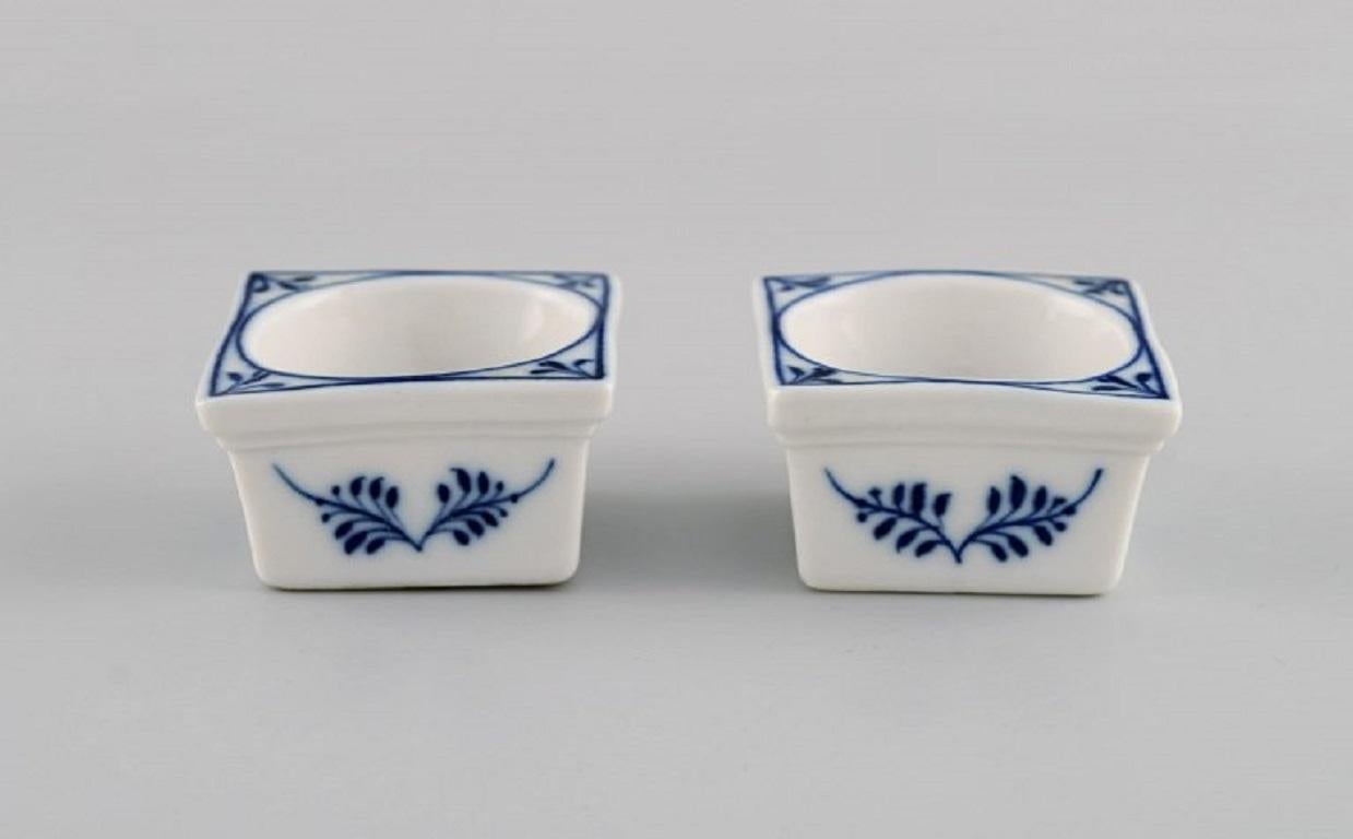 Two antique Meissen Blue Onion salt cellars in hand-painted porcelain.
Approx. 1900.
Measures: 4 x 4 x 2.5 cm.
In excellent condition.
Stamped.
1st factory quality.