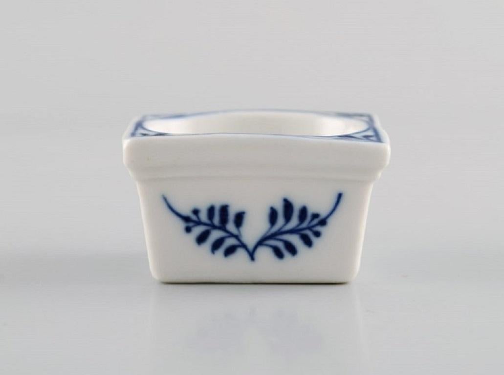 Two antique Meissen Blue Onion salt cellars in hand-painted porcelain. In Excellent Condition In København, Copenhagen