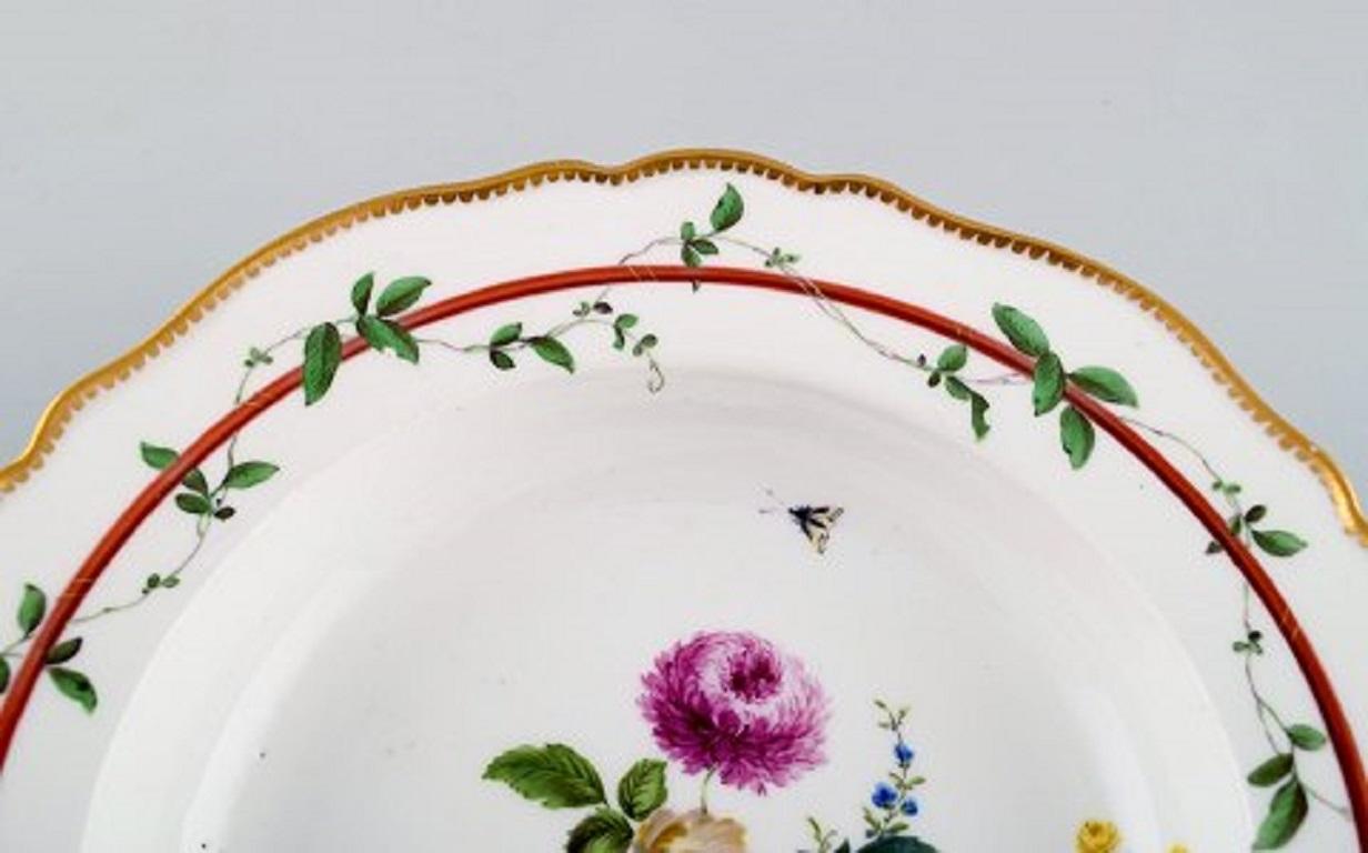 Fin du XVIIIe siècle Deux assiettes profondes anciennes de Meissen en porcelaine percée à motifs floraux en vente