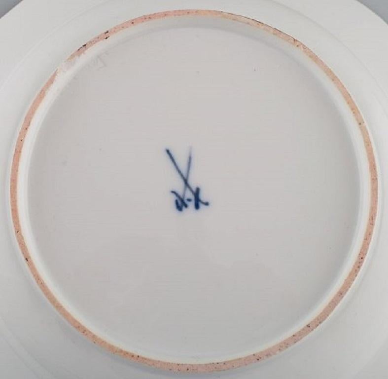 Porcelaine Deux assiettes profondes anciennes de Meissen en porcelaine percée à motifs floraux en vente