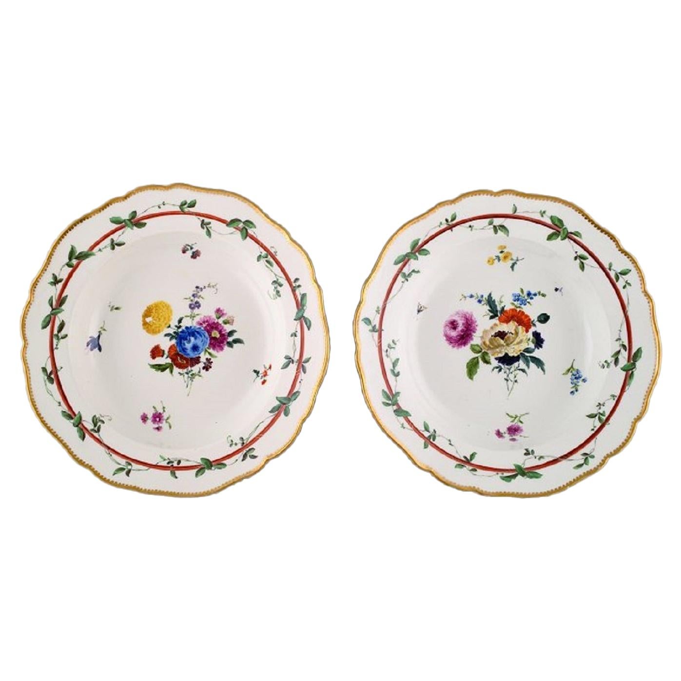 Deux assiettes profondes anciennes de Meissen en porcelaine percée à motifs floraux