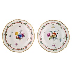 Deux assiettes profondes anciennes de Meissen en porcelaine percée à motifs floraux