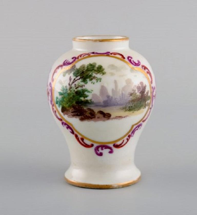 Two Antique Meissen Miniature Vases in Porcelain with Romantic Scenes, 19th C In Excellent Condition In Copenhagen, DK