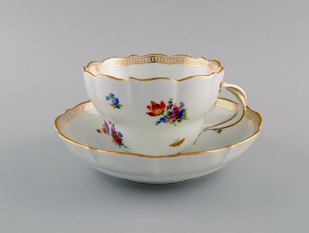 Two antique Meissen morning cups with saucers in hand-painted porcelain with gold decoration, flowers and insects. 
19th century.
The cup measures: 12 x 8.3 cm.
The saucer measures: 17.5 x 4.5 cm.
In excellent condition.
Stamped.