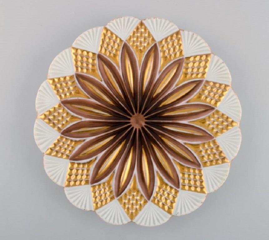 Deux assiettes anciennes de Meissen en porcelaine peinte à la main. Fleurs brun clair et décoration dorée. Début du 20e siècle.
Diamètre : 21,5 cm.
En parfait état.
Tampon
1ère qualité d'usine.