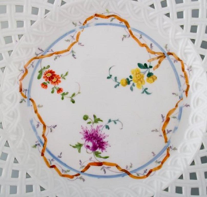 Two antique Meissen plates in pierced porcelain with hand painted floral motifs.
Museum Quality. Dated 1773-1814.
Measures: 23 cm.
In very good condition.
Stamped: Marcolini.