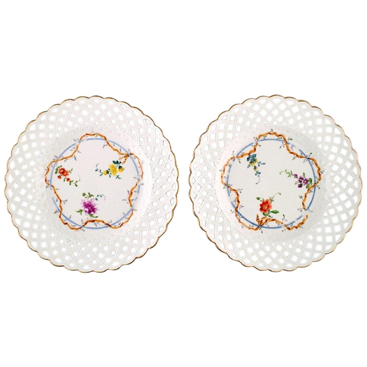 Deux assiettes Meissen antiques en porcelaine percée avec motifs floraux peints à la main