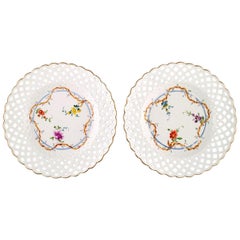 Zwei antike Meißner Teller aus durchbrochenem Porzellan mit handgemalten floralen Motiven
