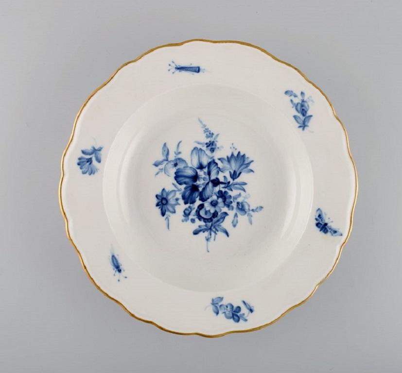Dos platos antiguos de porcelana de Meissen con flores pintadas a mano y borde dorado. Aproximadamente 1900.
Medidas del plato hondo: 23,5 x 5 cm.
En excelente estado.
Sellado.
1ª calidad de fábrica.