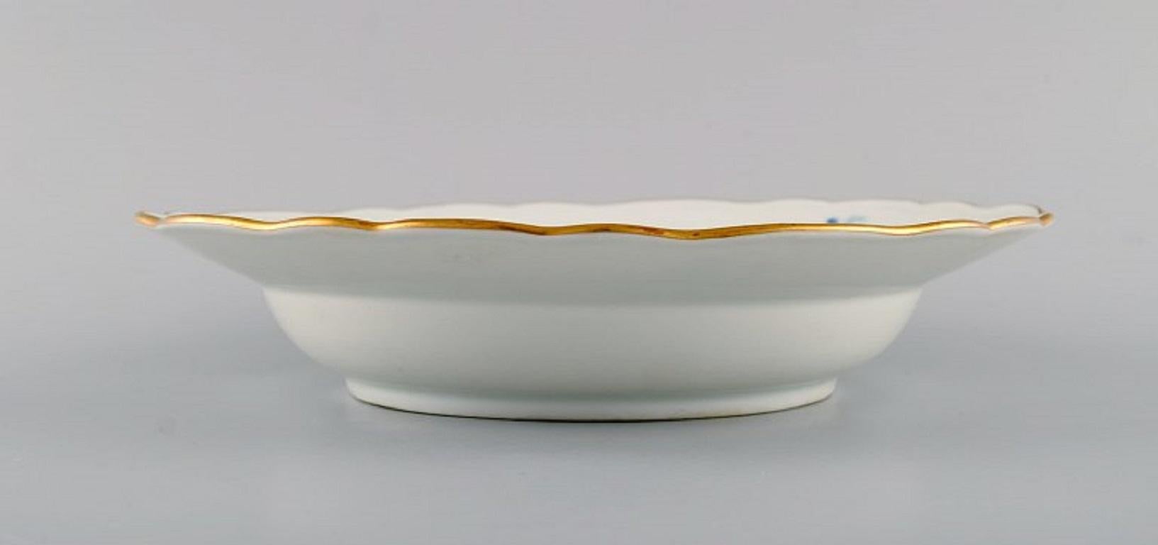 platos blancos con borde dorado