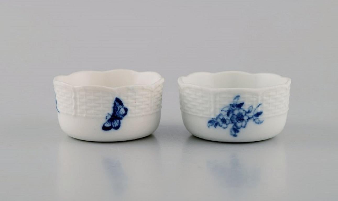 Two antique Meissen salt vessels in hand-painted porcelain.
Blue flowers and butterflies. Late 19th century.
Measures: 5 x 2.5 cm.
In excellent condition.
Stamped.
3rd factory quality.