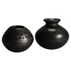 Antike mexikanische Volkskunst-Vasen aus schwarzer netzförmiger und eingeschnittener Keramik, um 1920
