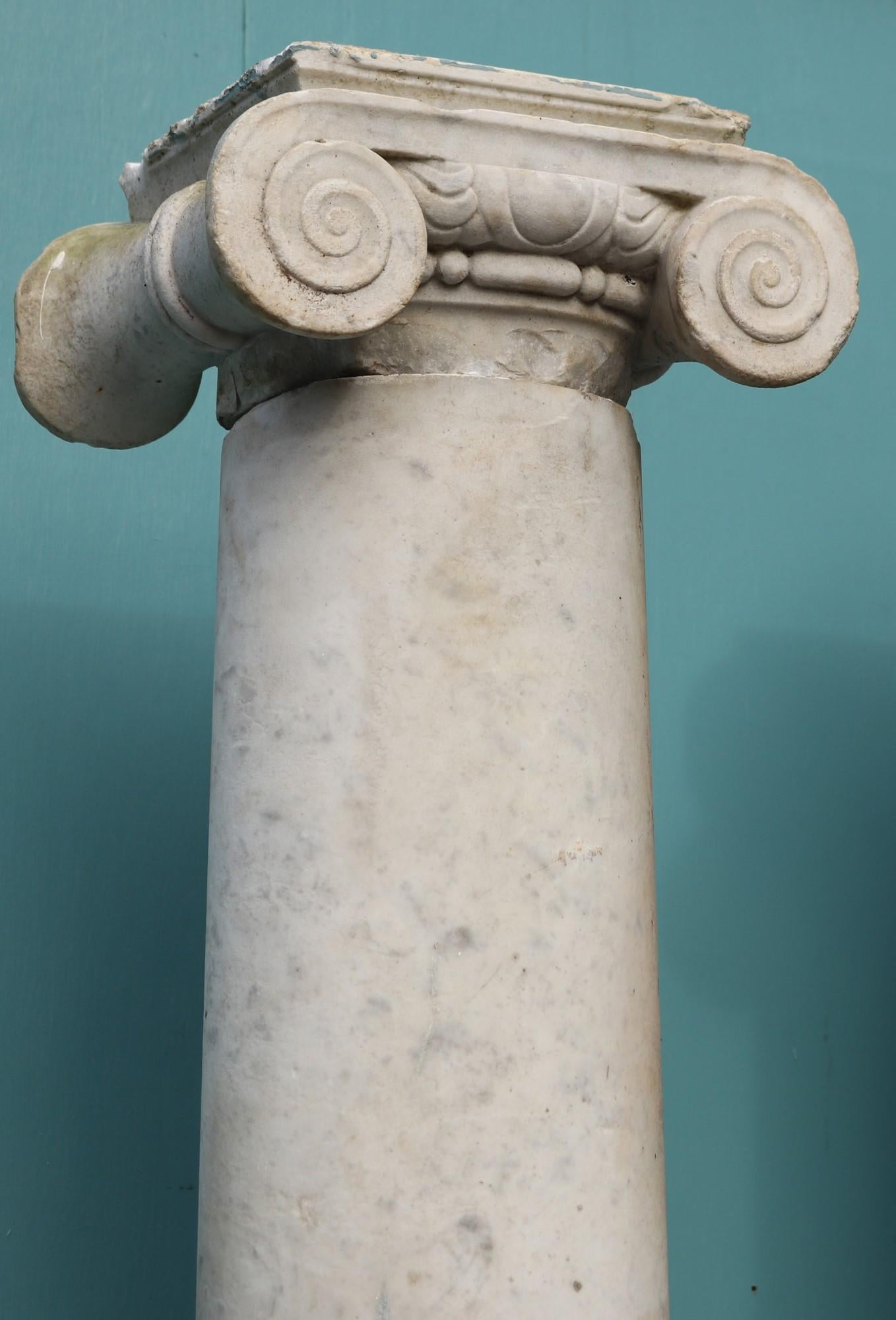 Deux colonnes anciennes en marbre de style néoclassique État moyen - En vente à Wormelow, Herefordshire
