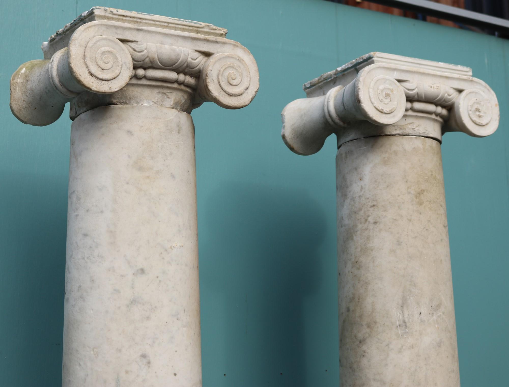 XVIIIe siècle et antérieur Deux colonnes anciennes en marbre de style néoclassique en vente