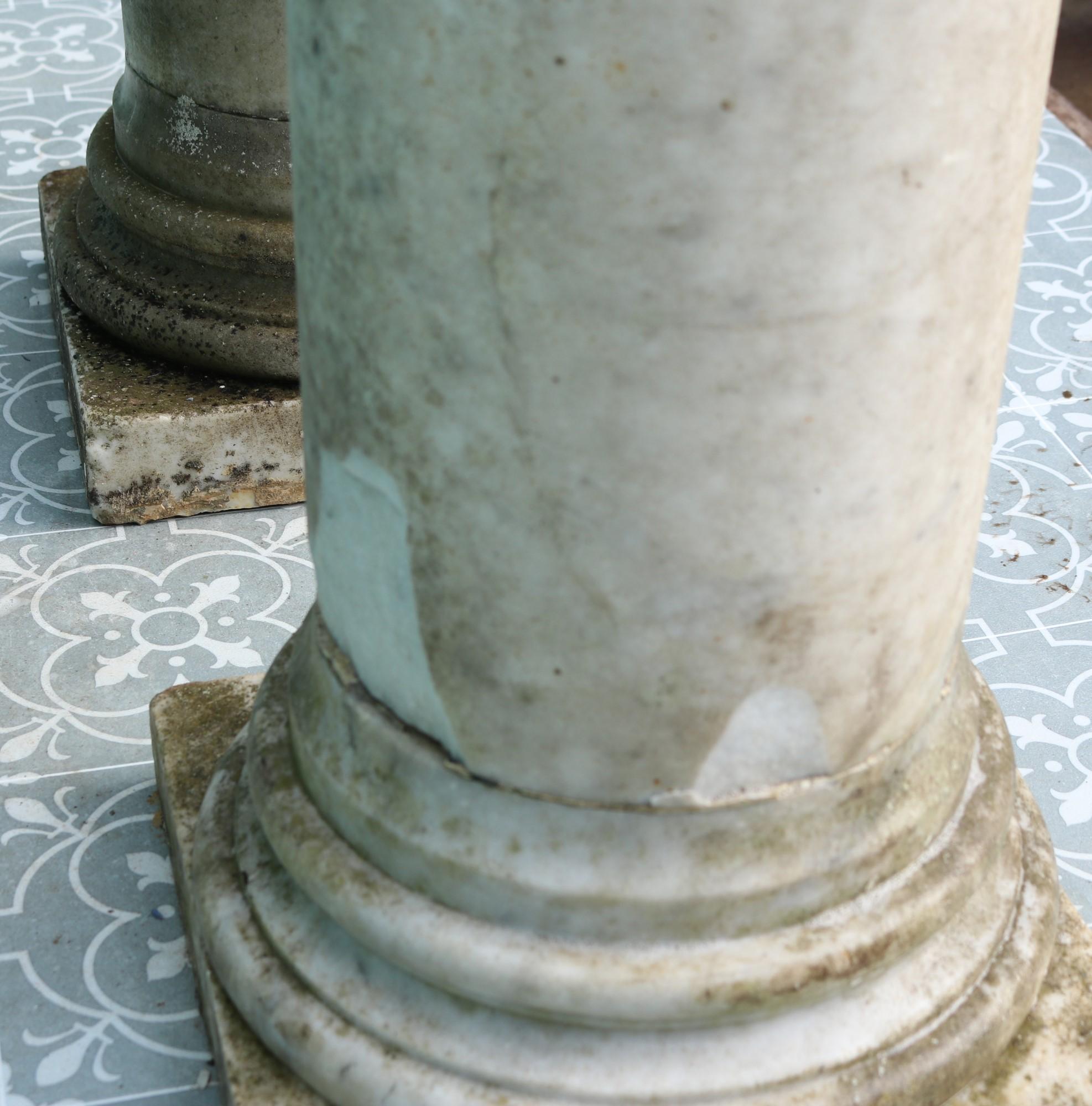Marbre de Carrare Deux colonnes anciennes en marbre de style néoclassique en vente