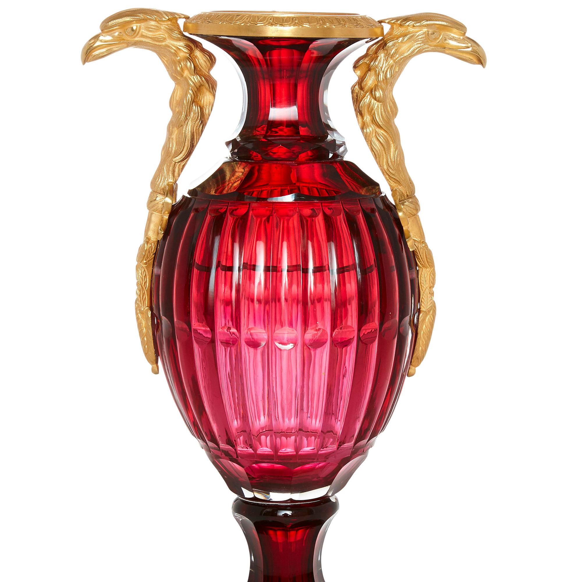Néoclassique Deux vases russes de style néoclassique en verre taillé et bronze doré en vente