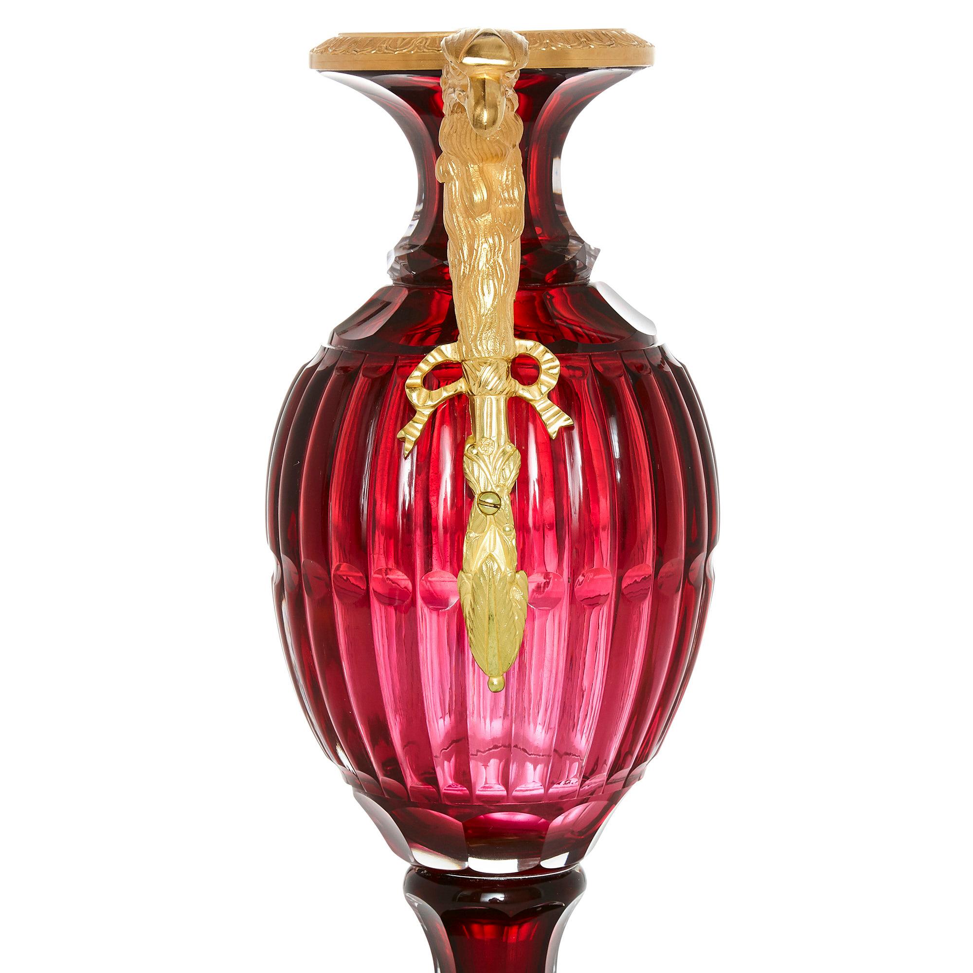 Neoklassizistische Vasen aus russischem geschliffenem Glas und Goldbronze im neoklassischen Stil (Russisch) im Angebot