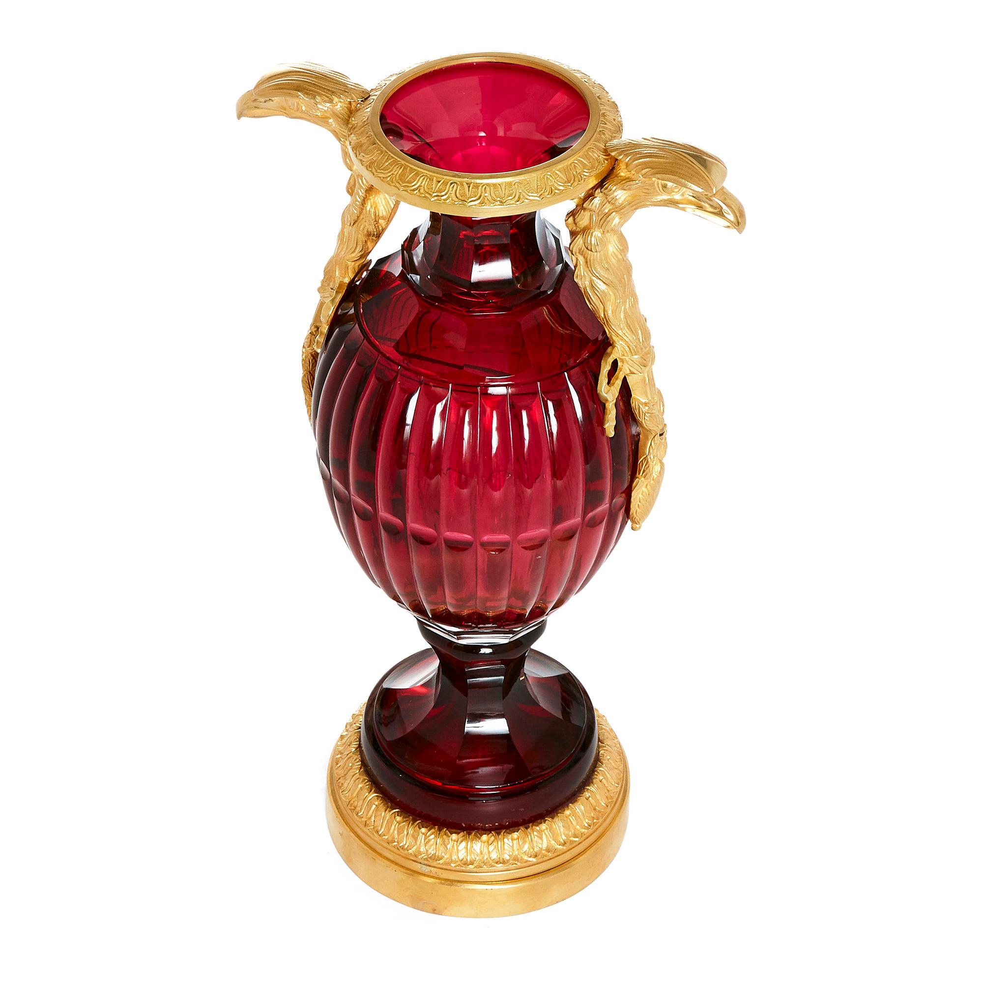 20ième siècle Deux vases russes de style néoclassique en verre taillé et bronze doré en vente