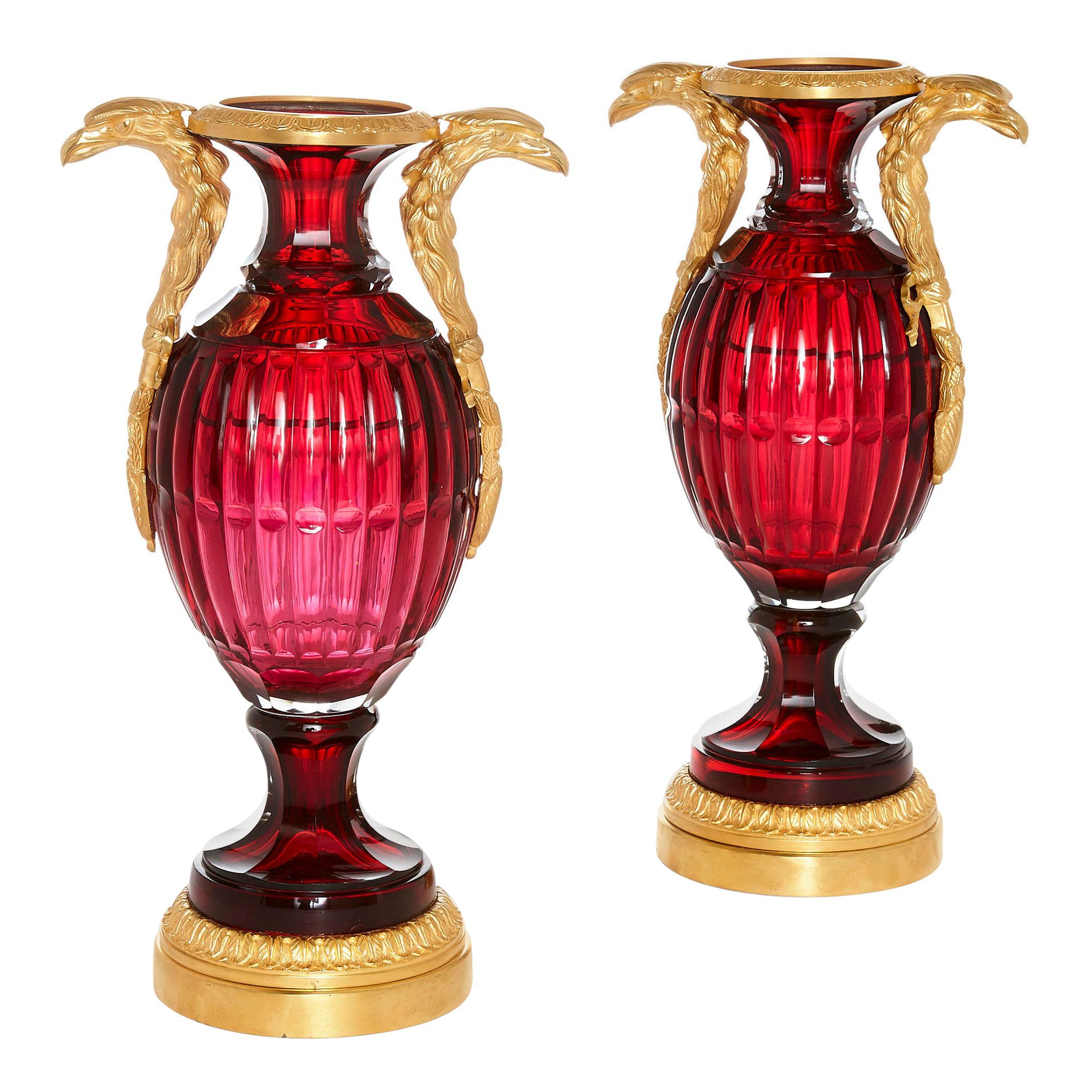 Deux vases russes de style néoclassique en verre taillé et bronze doré en vente