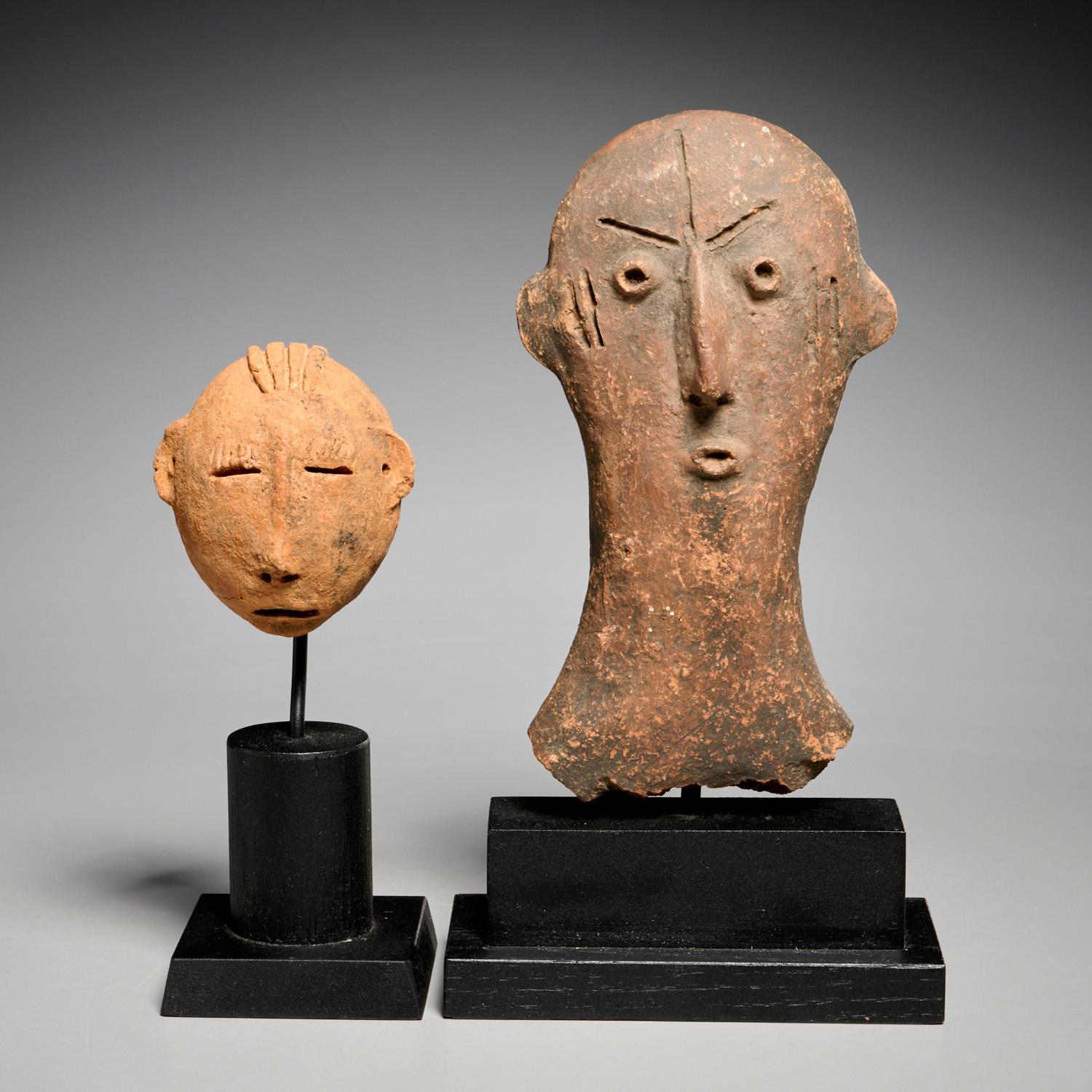 Nigérien Deux têtes anciennes en argile cuite des peuples Bura du Niger sur des stands  en vente
