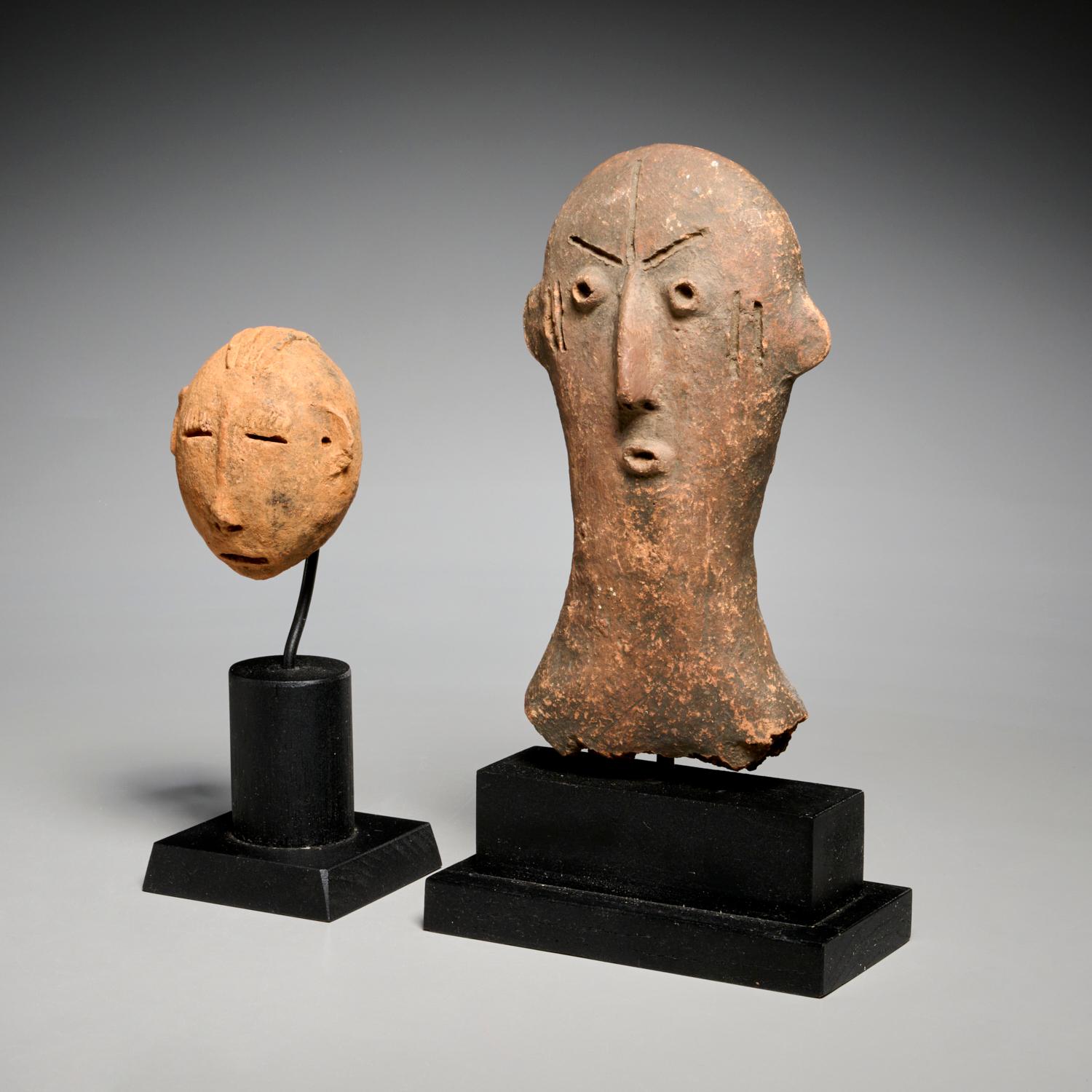 XVIIIe siècle et antérieur Deux têtes anciennes en argile cuite des peuples Bura du Niger sur des stands  en vente