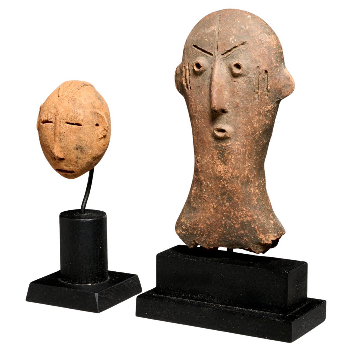 Deux têtes anciennes en argile cuite des peuples Bura du Niger sur des stands  en vente