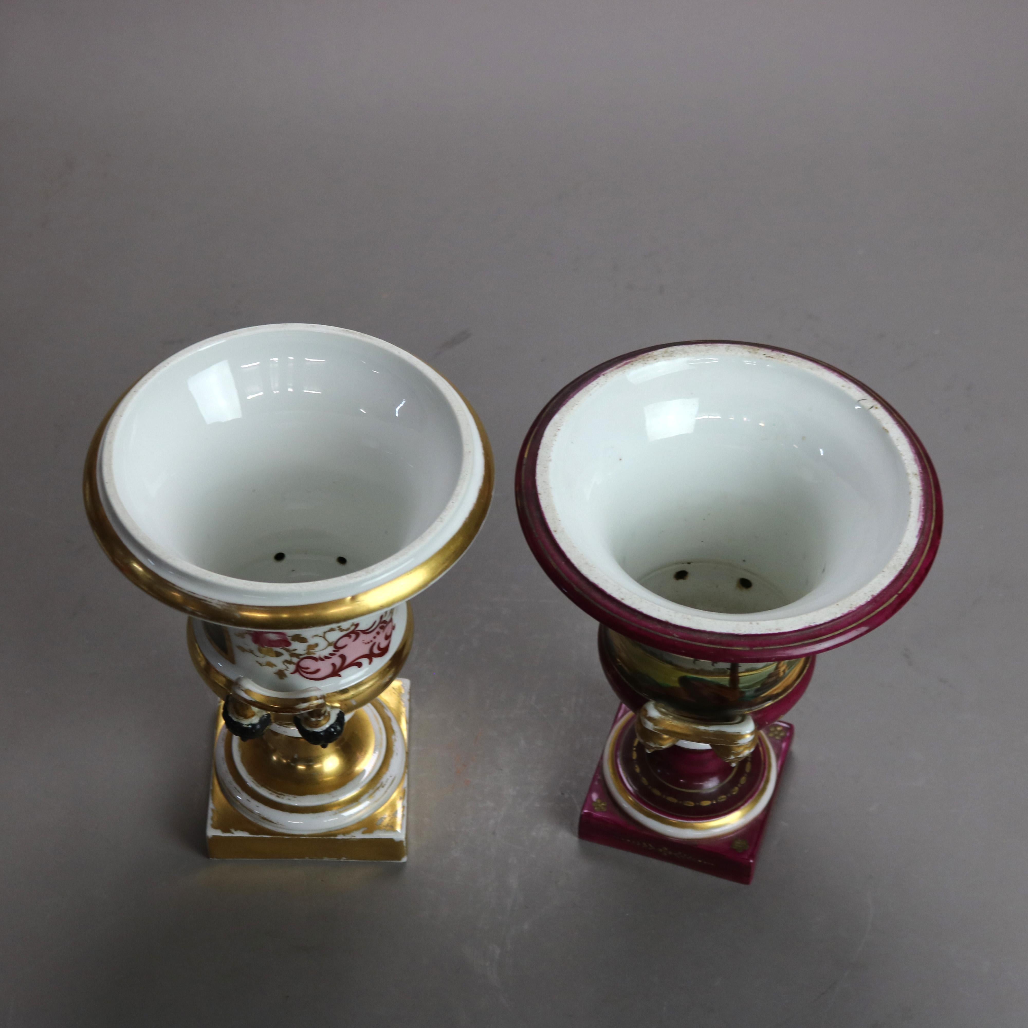 Deux urnes anciennes en porcelaine de Paris peinte à la main et dorée C1890 en vente 5