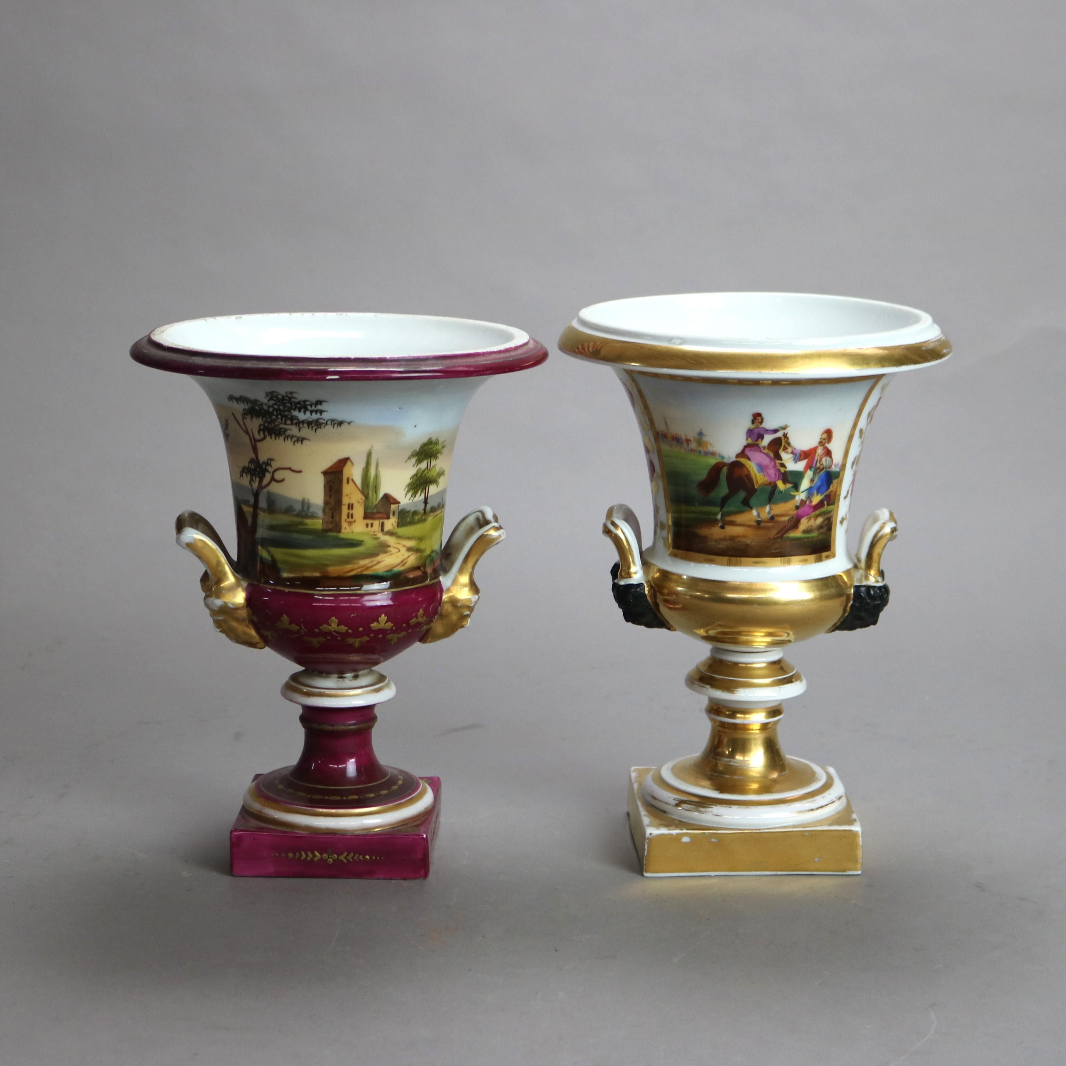 Deux urnes anciennes en porcelaine de Paris peinte à la main et dorée avec des scènes de genre et de paysage C1890

Mesures - 9 3/8