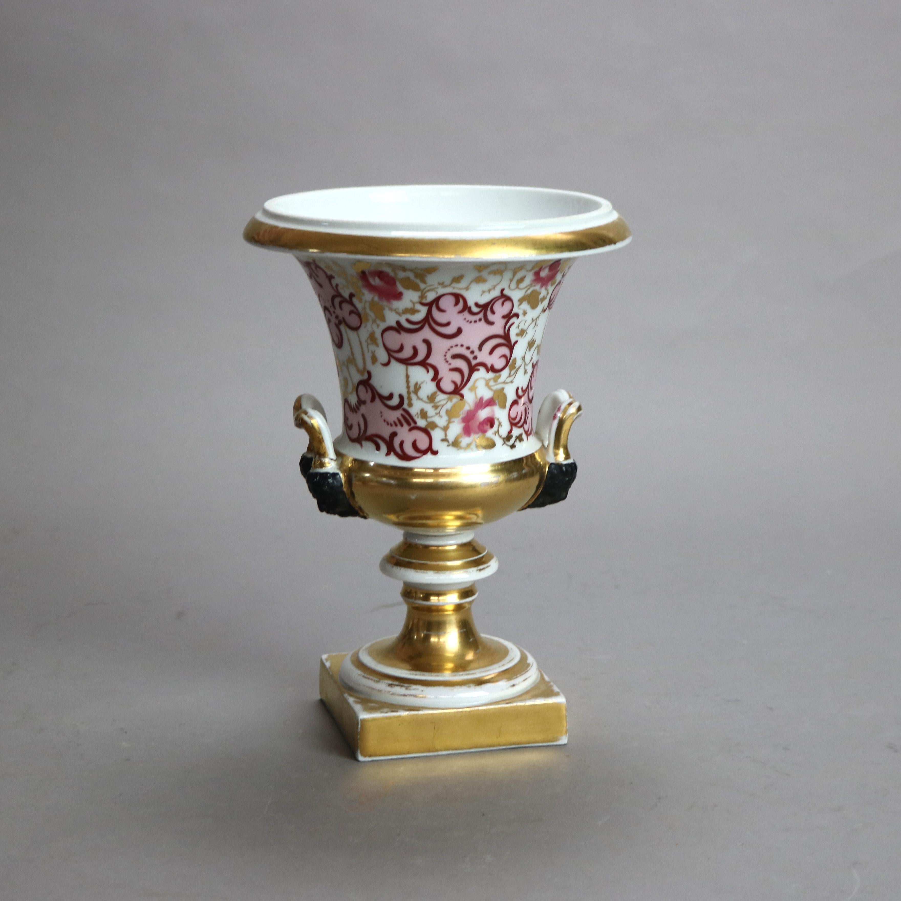 Porcelaine Deux urnes anciennes en porcelaine de Paris peinte à la main et dorée C1890 en vente
