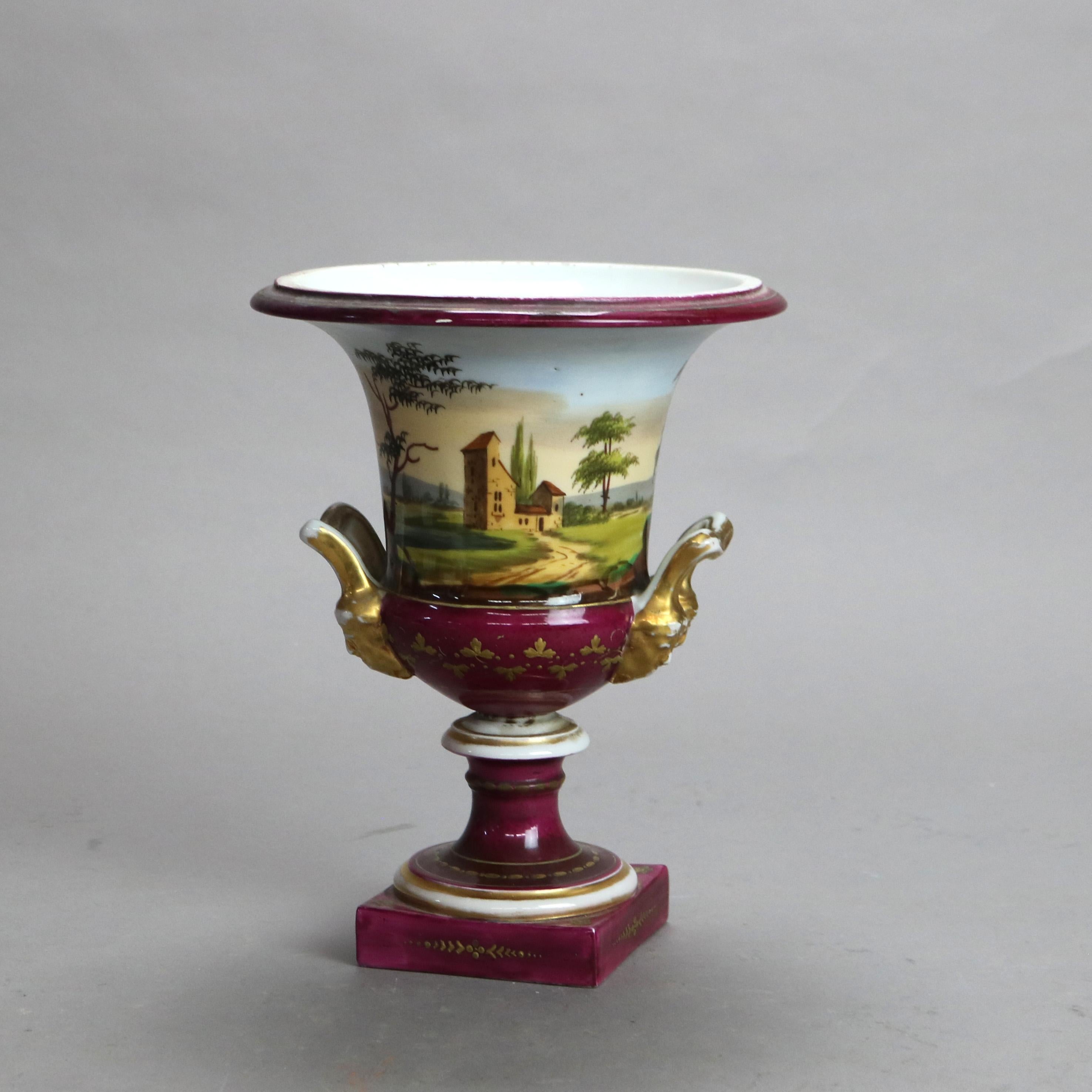 Deux urnes anciennes en porcelaine de Paris peinte à la main et dorée C1890 en vente 1
