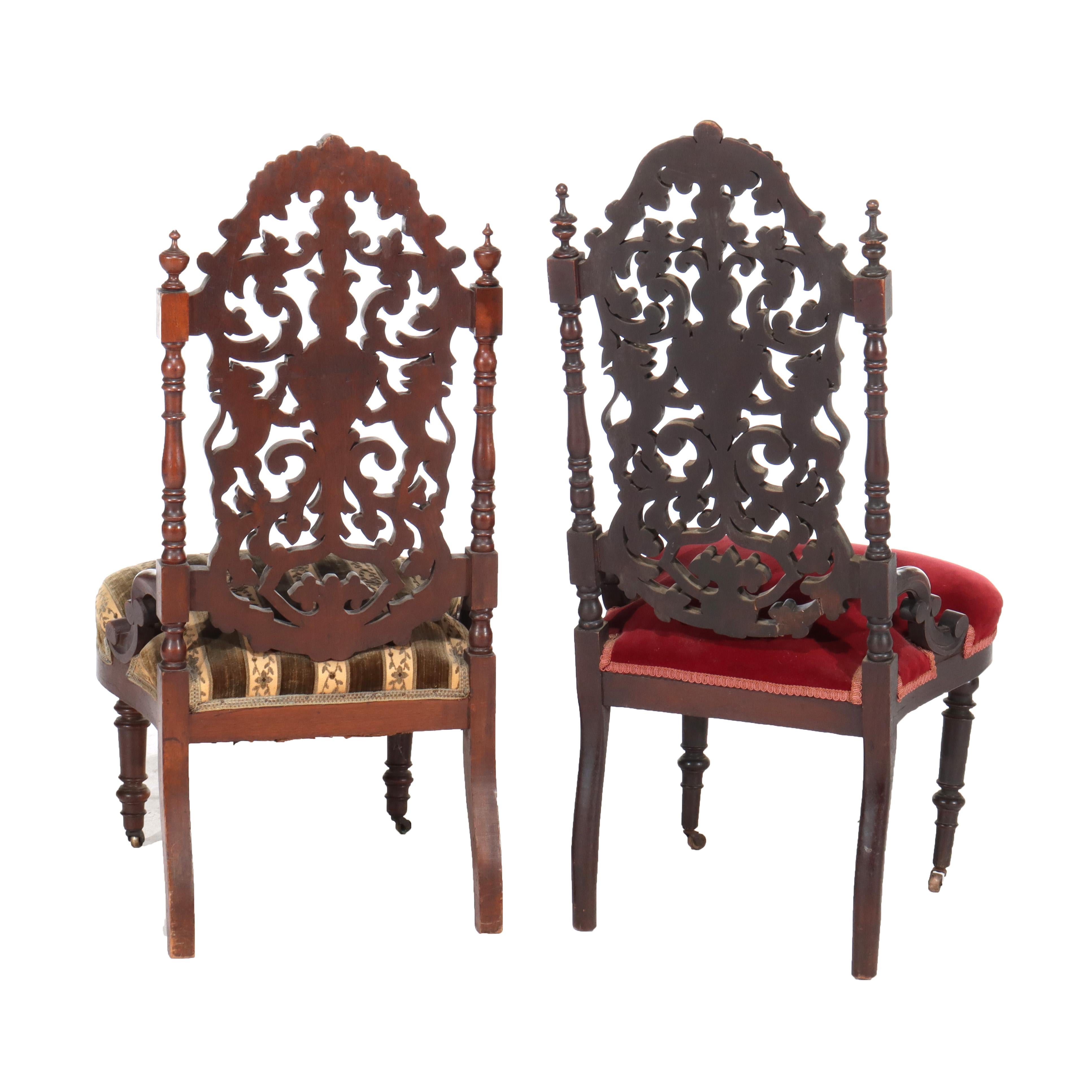Dos antiguas sillas laterales de nogal reticulado renacentista C1870 en venta 11