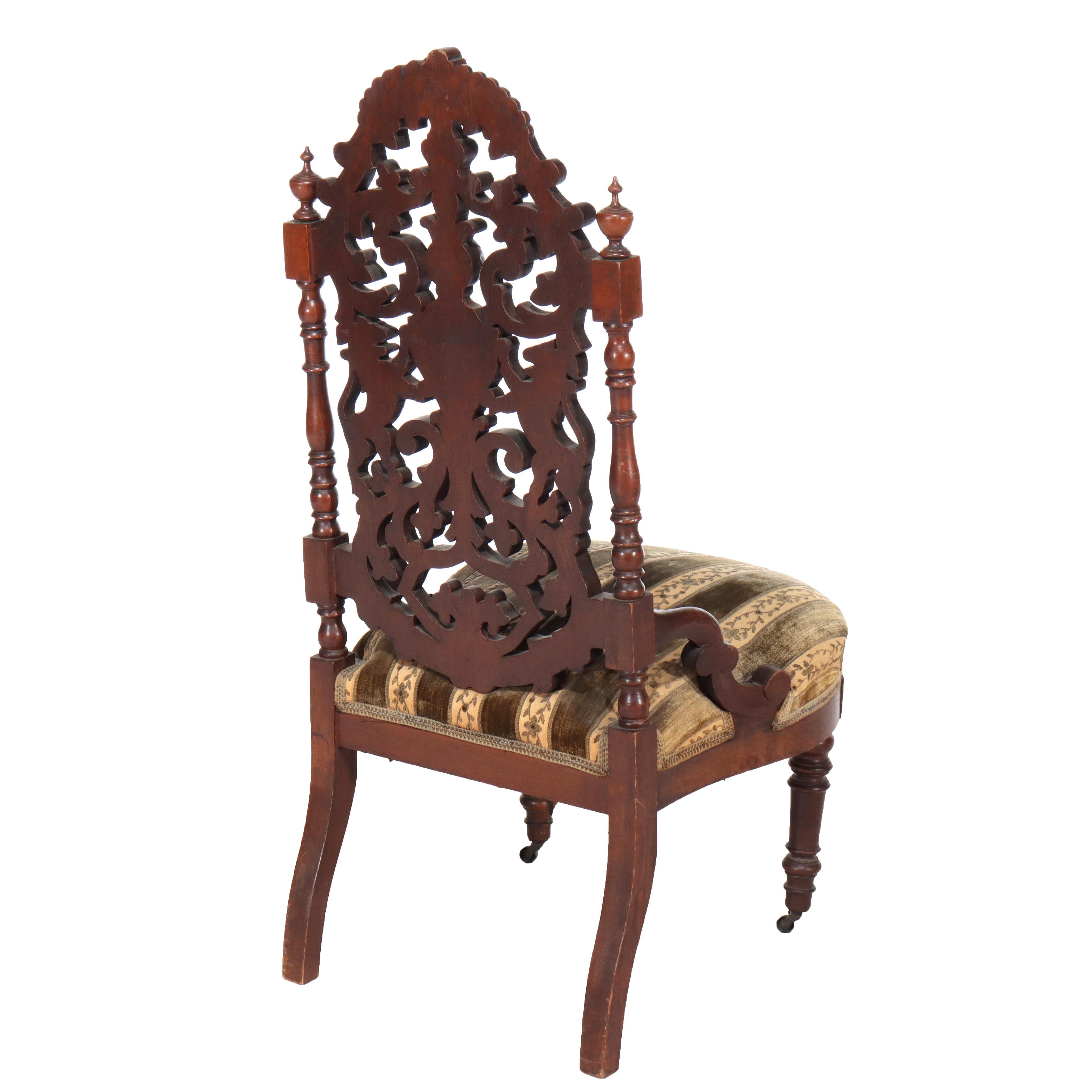 Dos antiguas sillas laterales de nogal reticulado renacentista C1870 en Bueno estado para la venta en Big Flats, NY