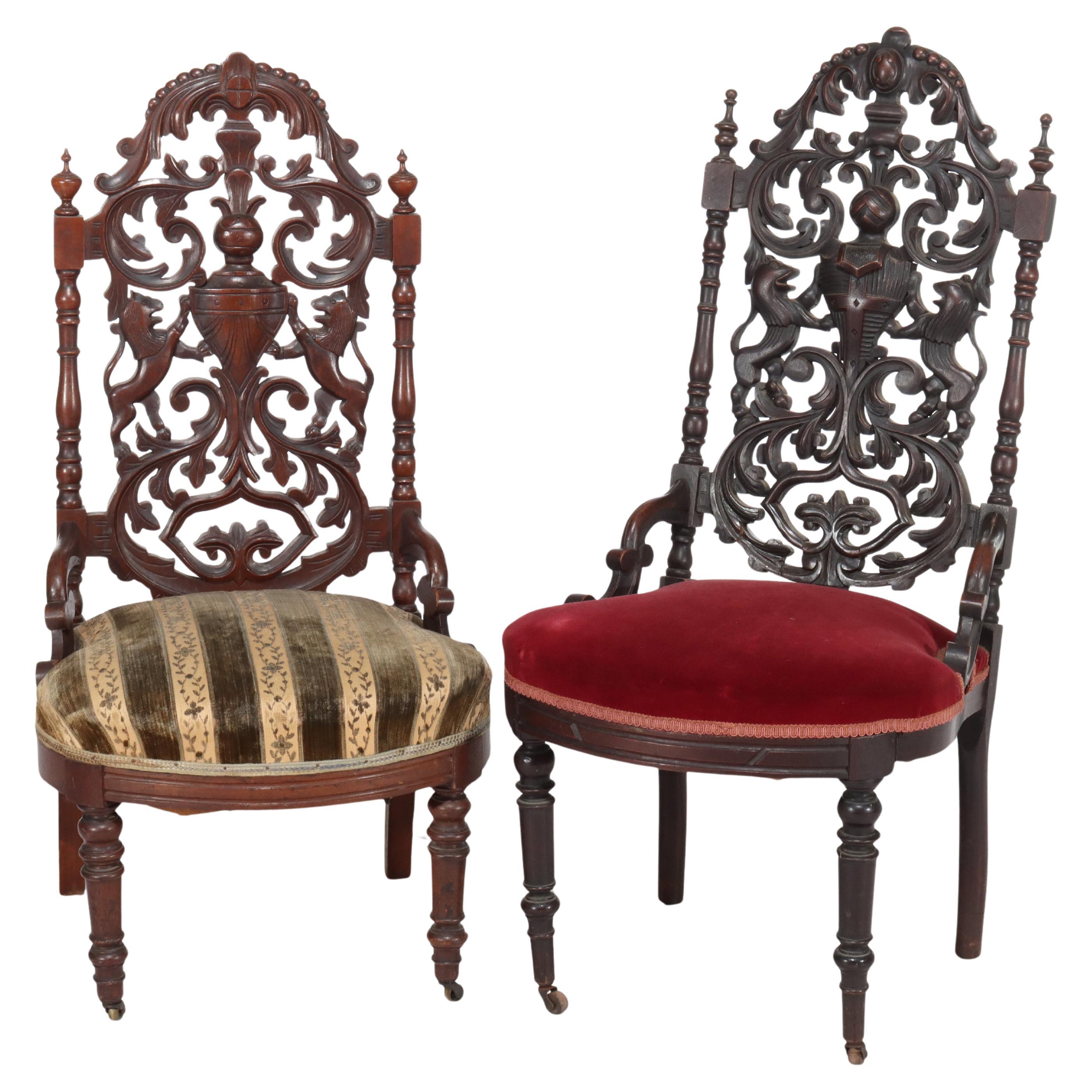 Dos antiguas sillas laterales de nogal reticulado renacentista C1870 en venta
