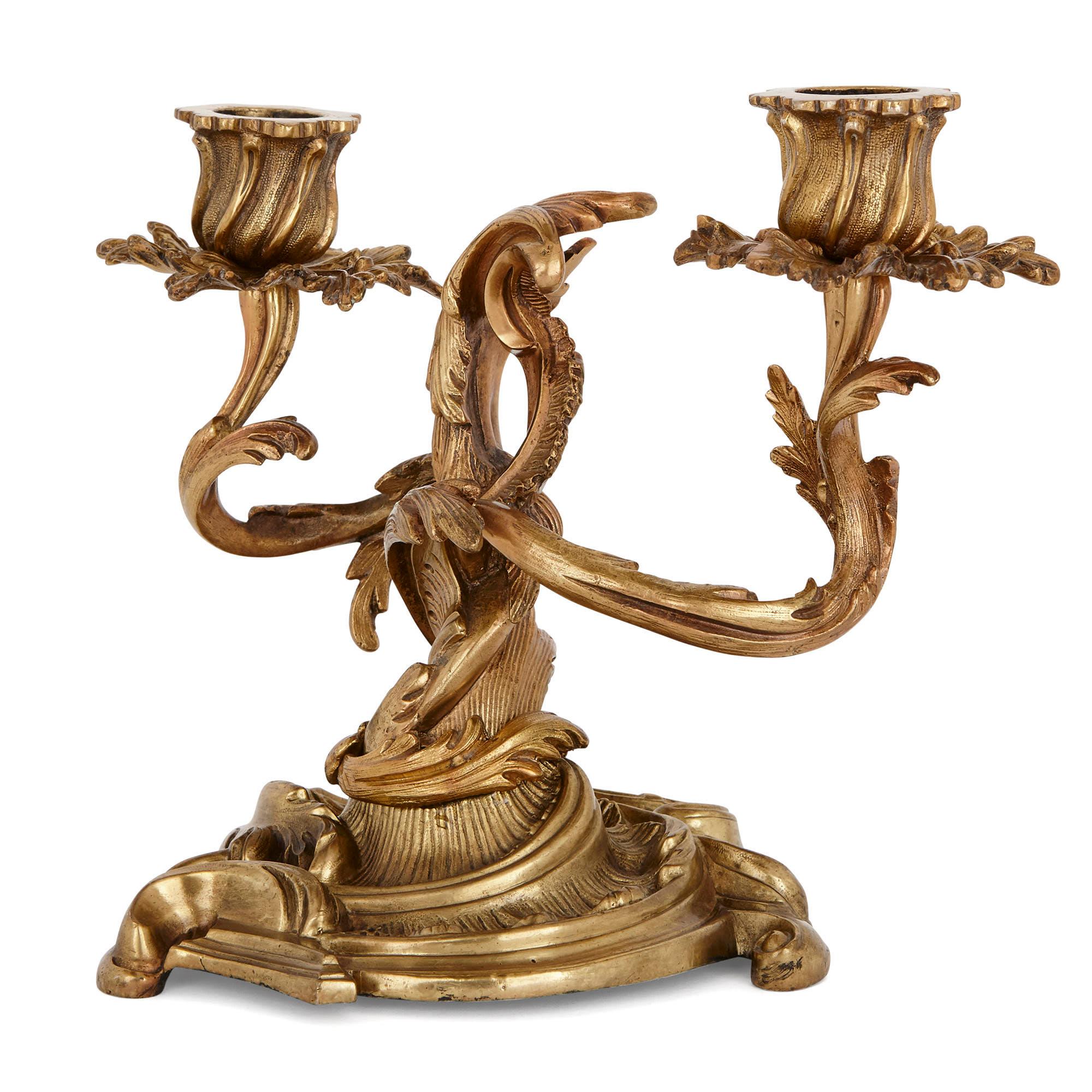 Rococo Deux candélabres anciens en bronze doré de style rococo en vente