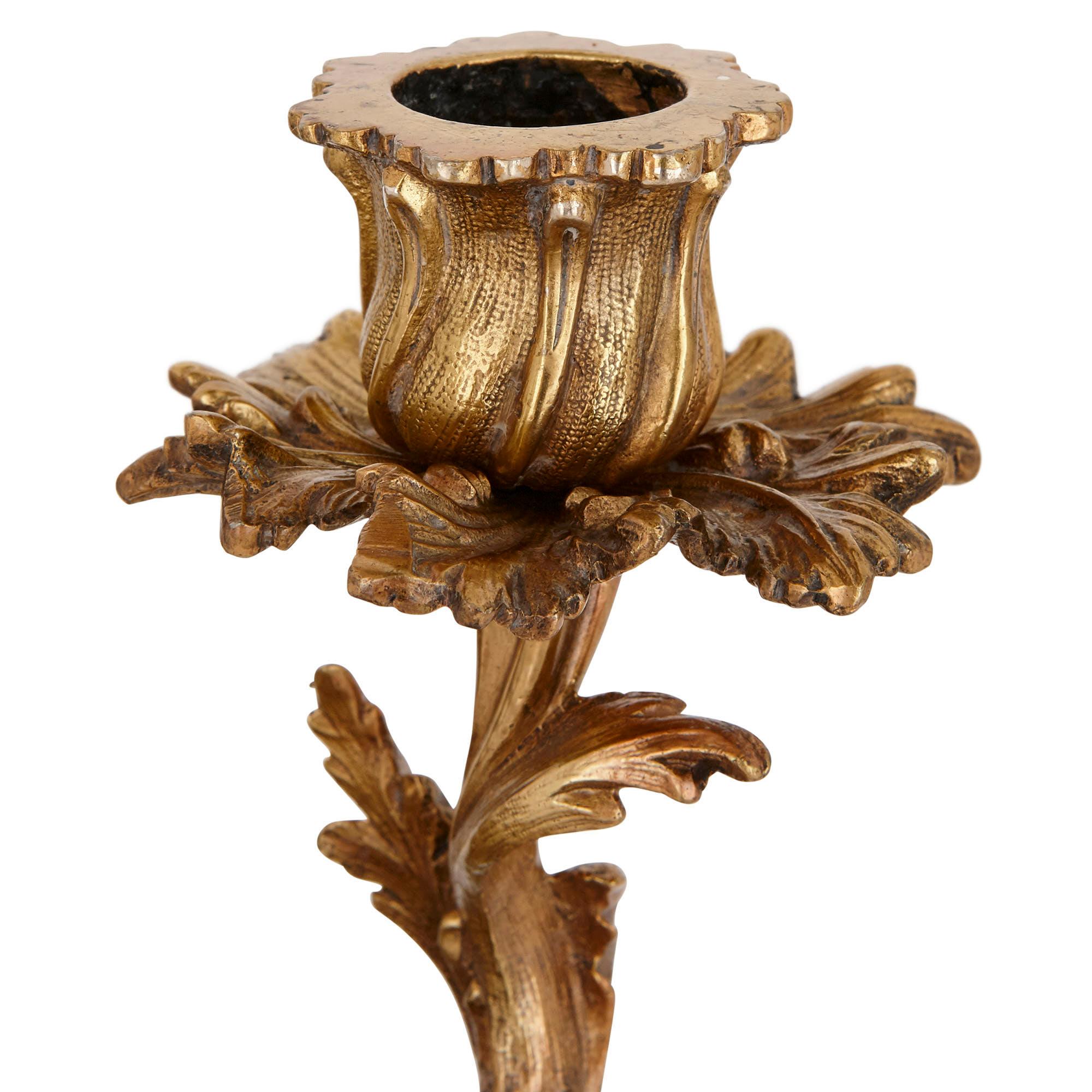 Francese Due antichi candelabri rococò in ormolu in vendita