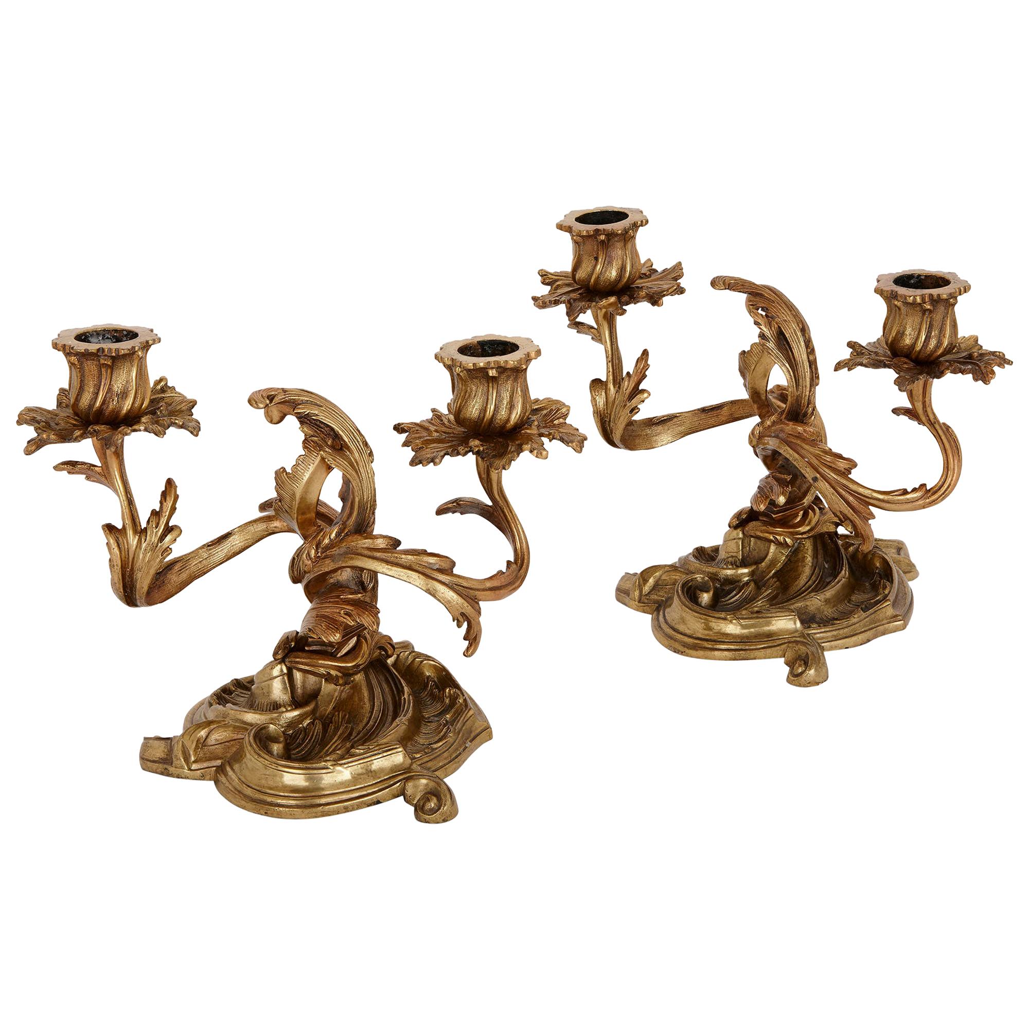 Deux candélabres anciens en bronze doré de style rococo en vente