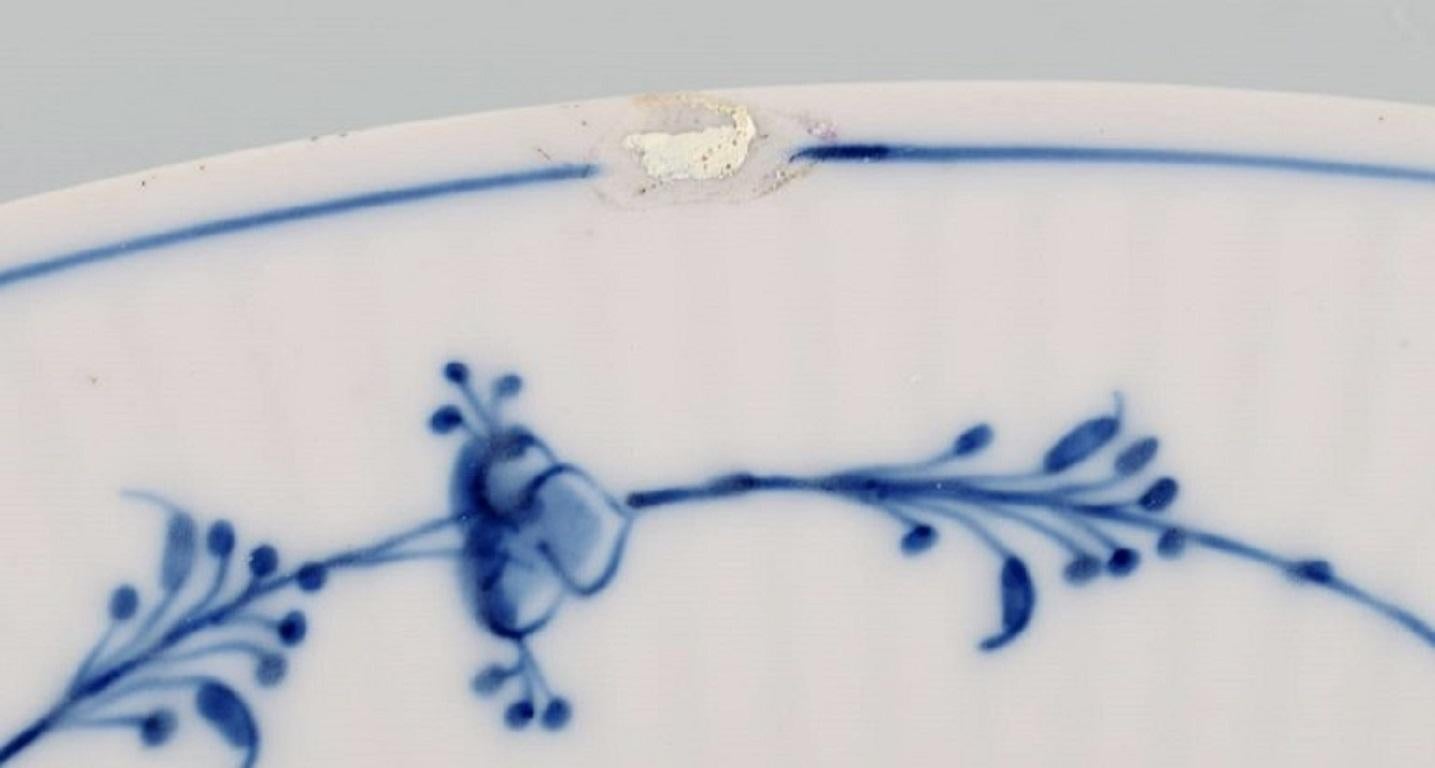Antikes blau geriffeltes, schlichtes Royal Copenhagen-Serviergeschirr, frühes 19. Jahrhundert. (Handbemalt) im Angebot