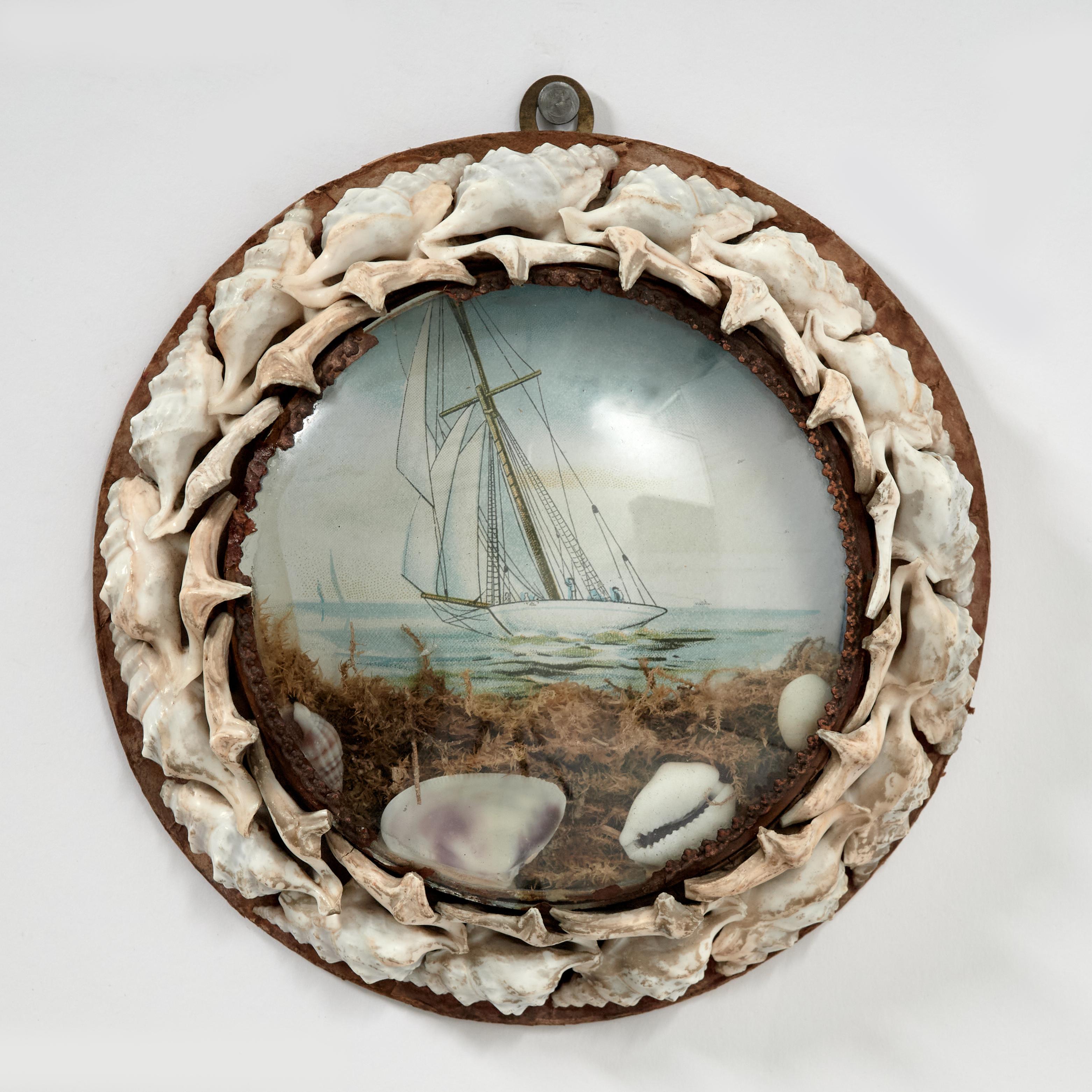 Deux charmants valentins de marins anciens, tous deux décorés à la main de coquillages exotiques, l'un autour d'une photo d'un sloop des Bermudes et l'autre autour d'une photo commémorant le navire à vapeur Empress dans le fleuve Saint-Laurent en